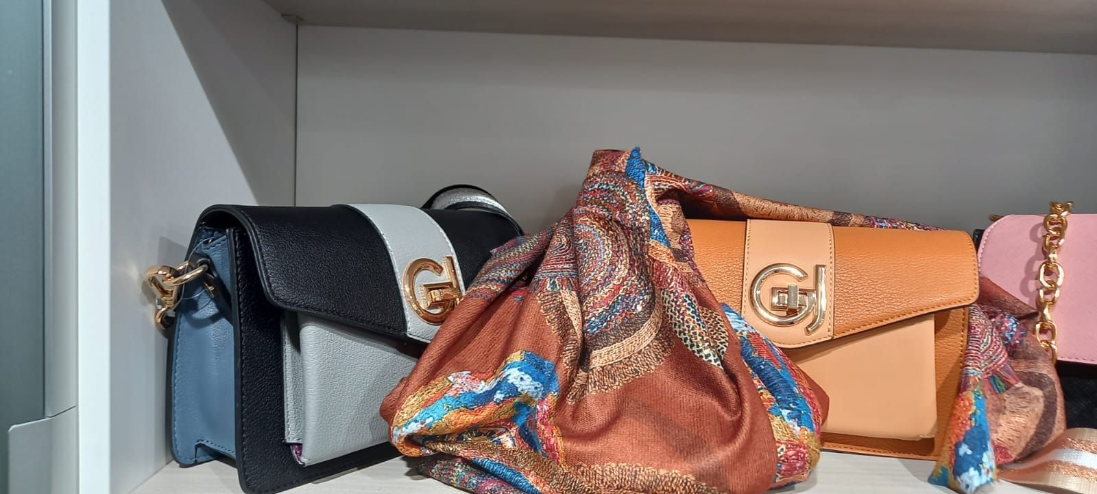 norse donna e foulard