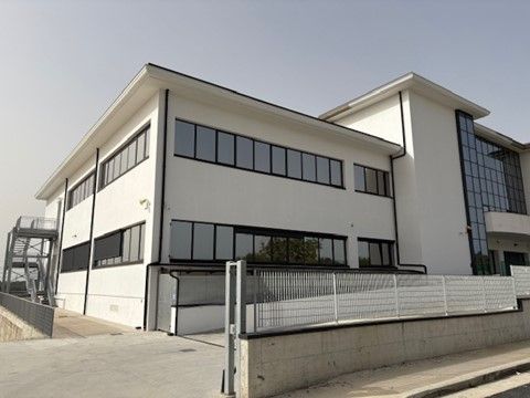 Un grande edificio bianco con molte finestre