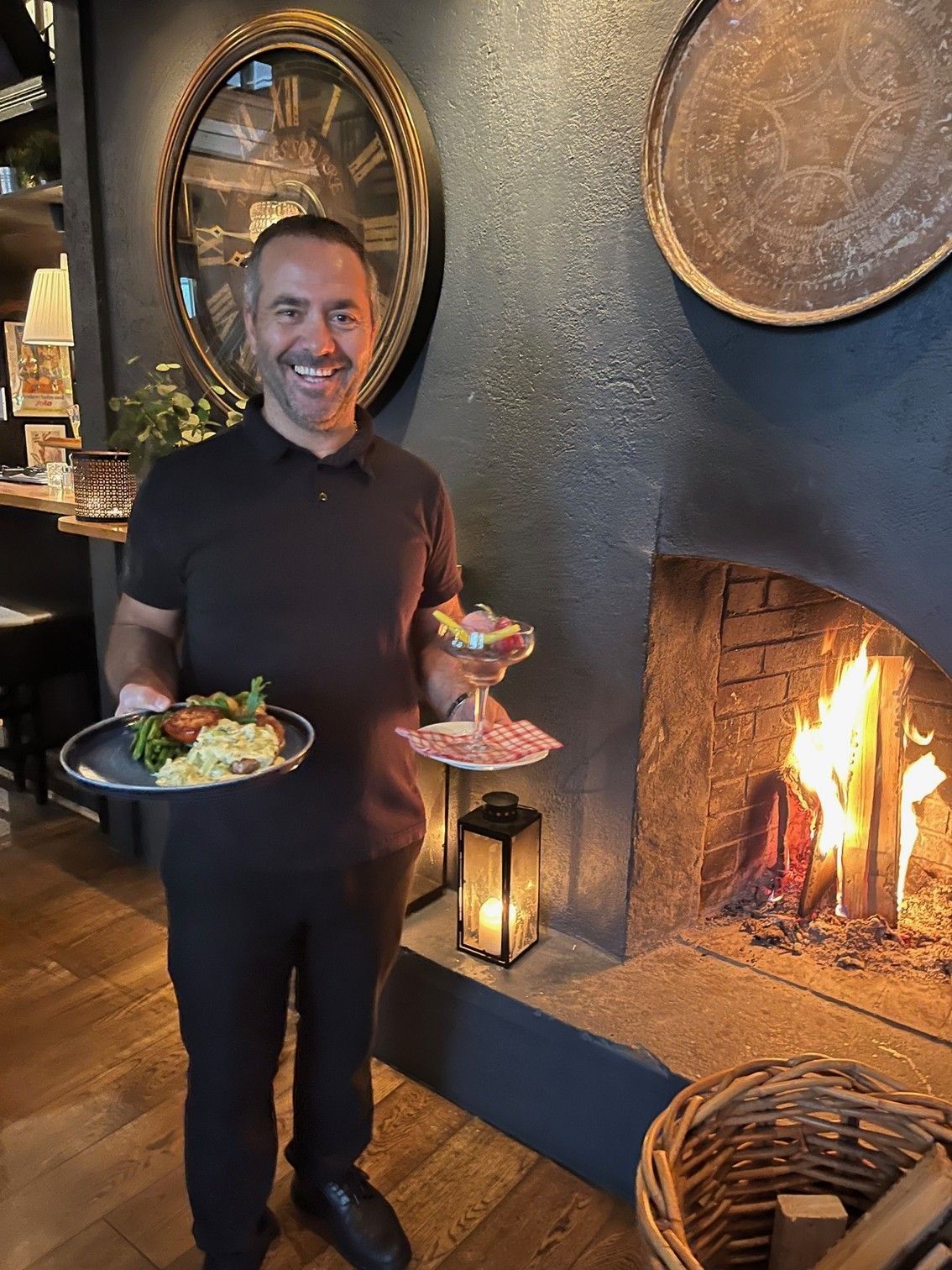 Gjester nyter et måltid