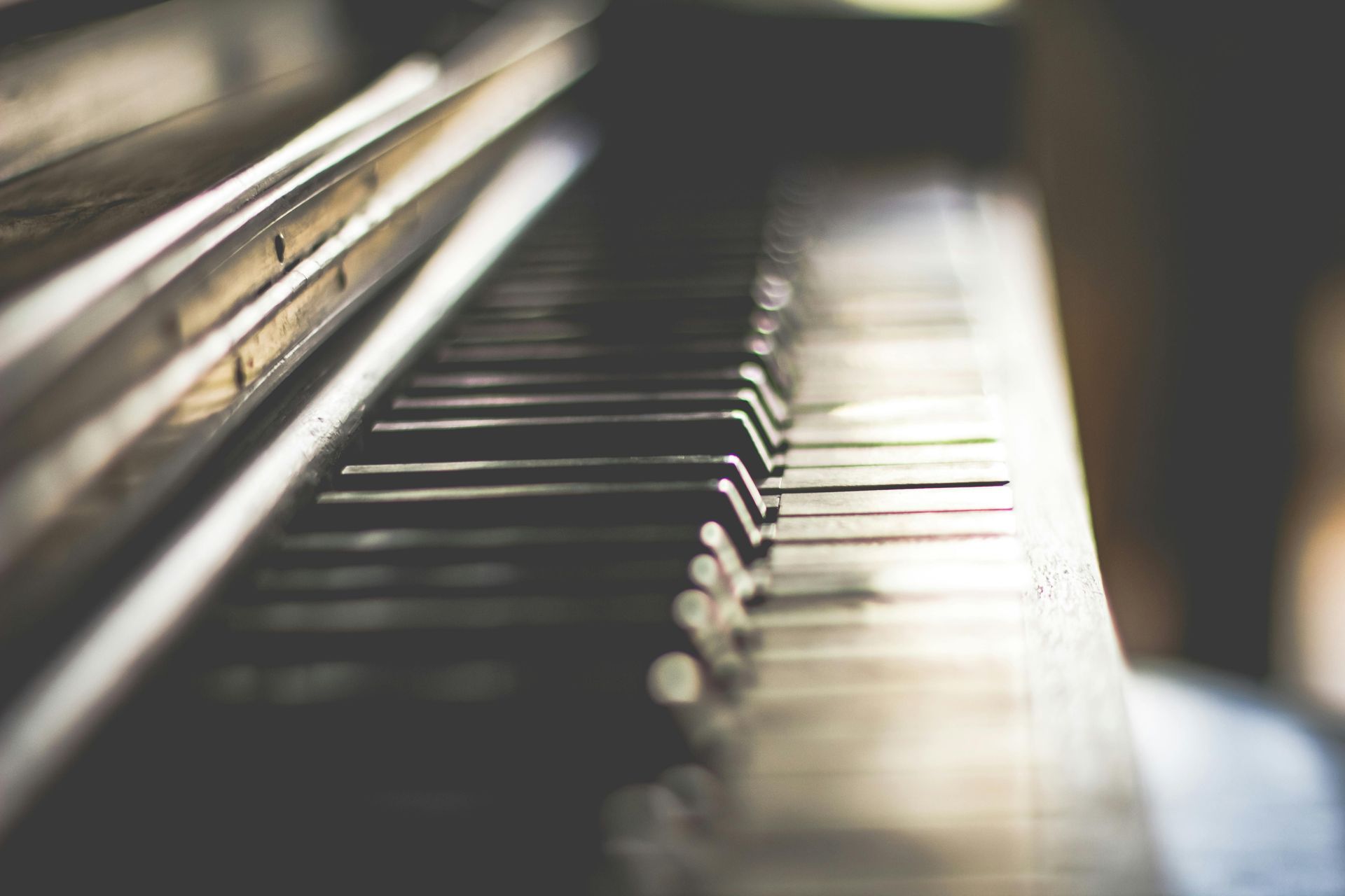 a picture of an old piano with ebony keys