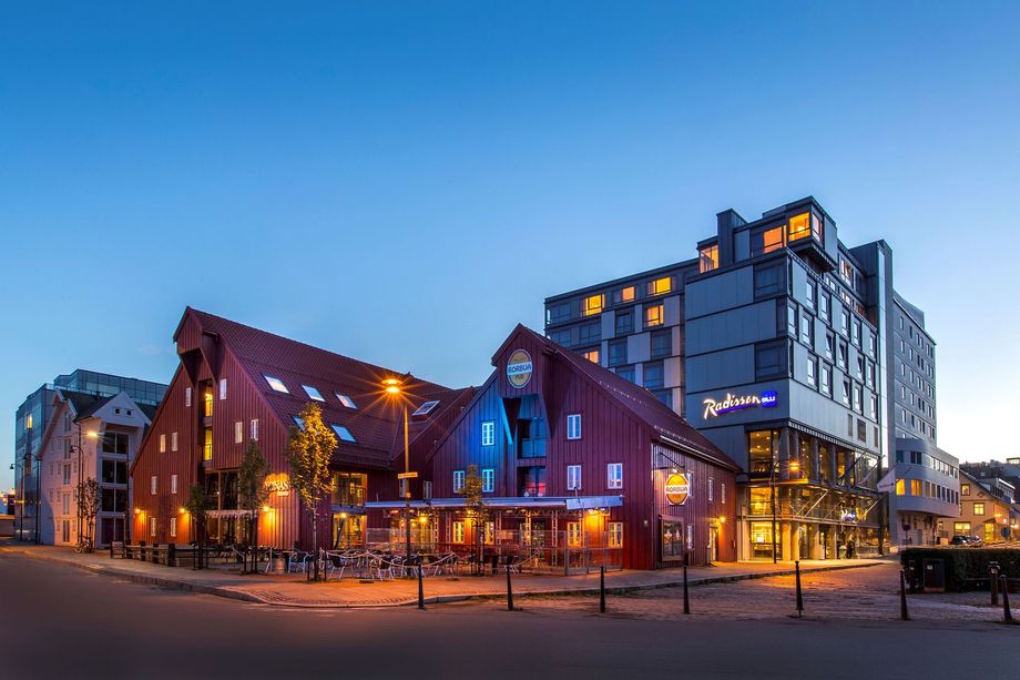 A large building with the word radisson on it