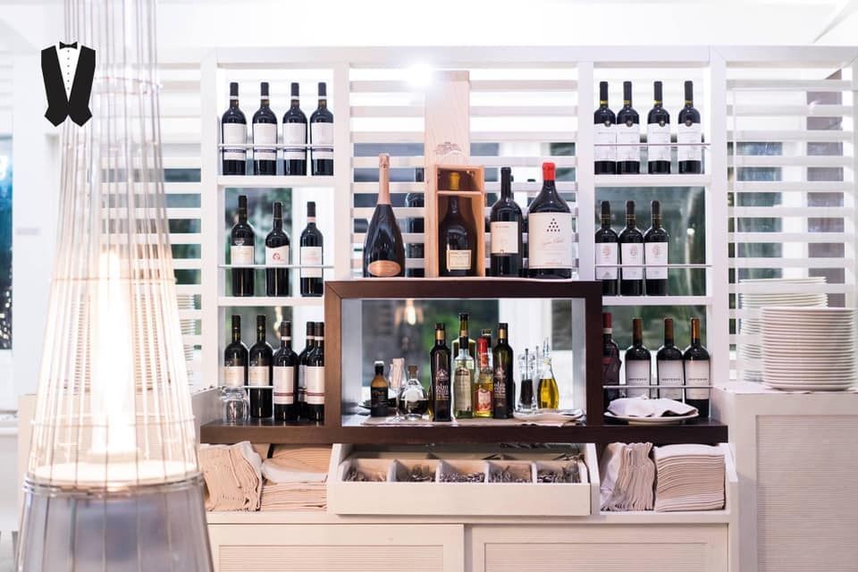 Un bar con tante bottiglie di vino sopra