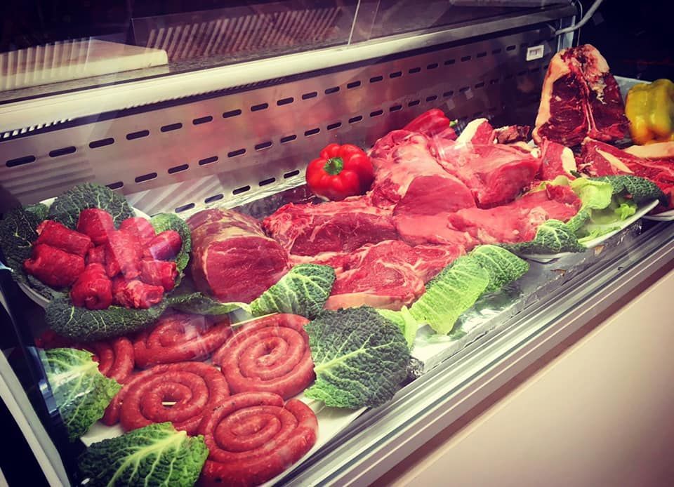 Una vetrina piena di tanta carne e verdure