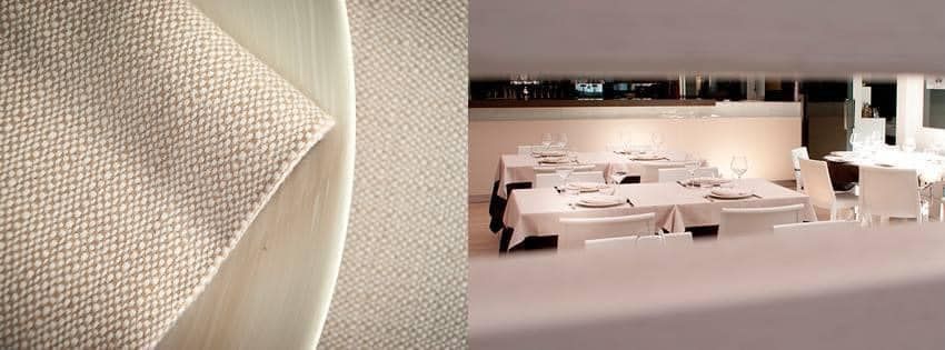 Un primo piano di un tovagliolo accanto alla foto di un ristorante