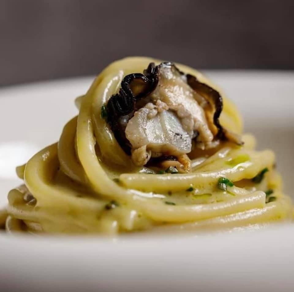 Un primo piano di un piatto di spaghetti con sopra la carne