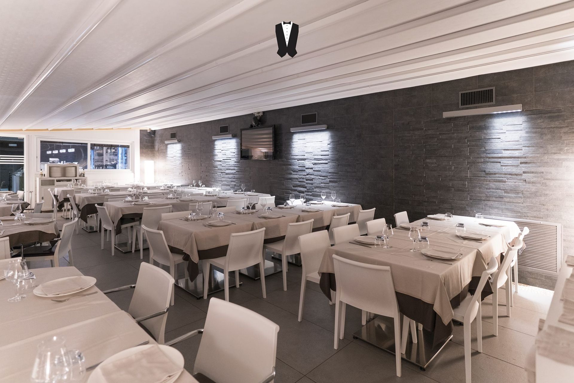 Un ristorante con tavoli e sedie allestiti per il pasto