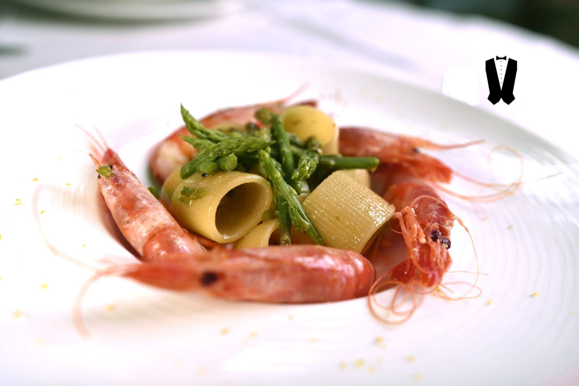 Un primo piano di un piatto di cibo con gamberetti e asparagi