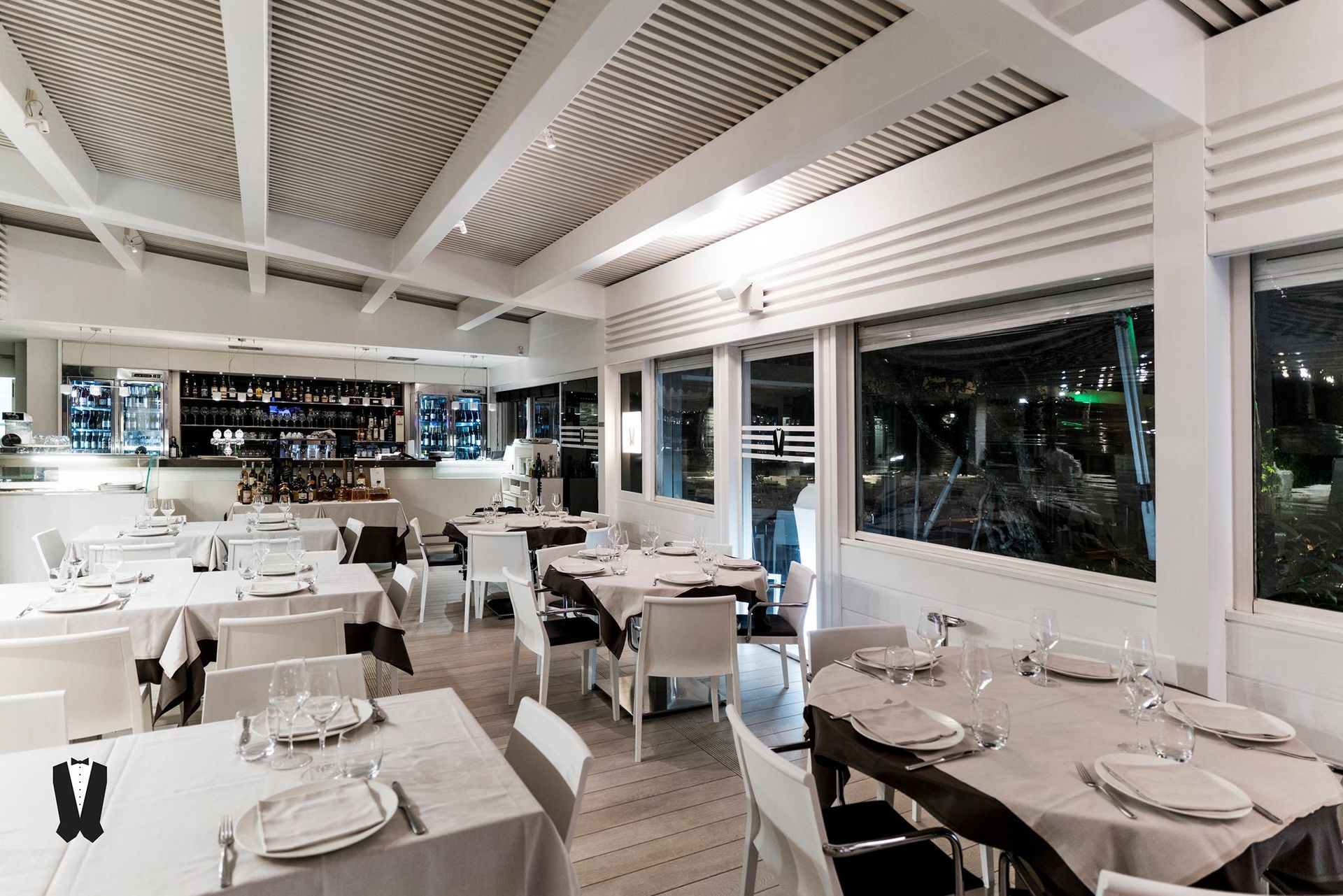 Un ristorante con molti tavoli e sedie