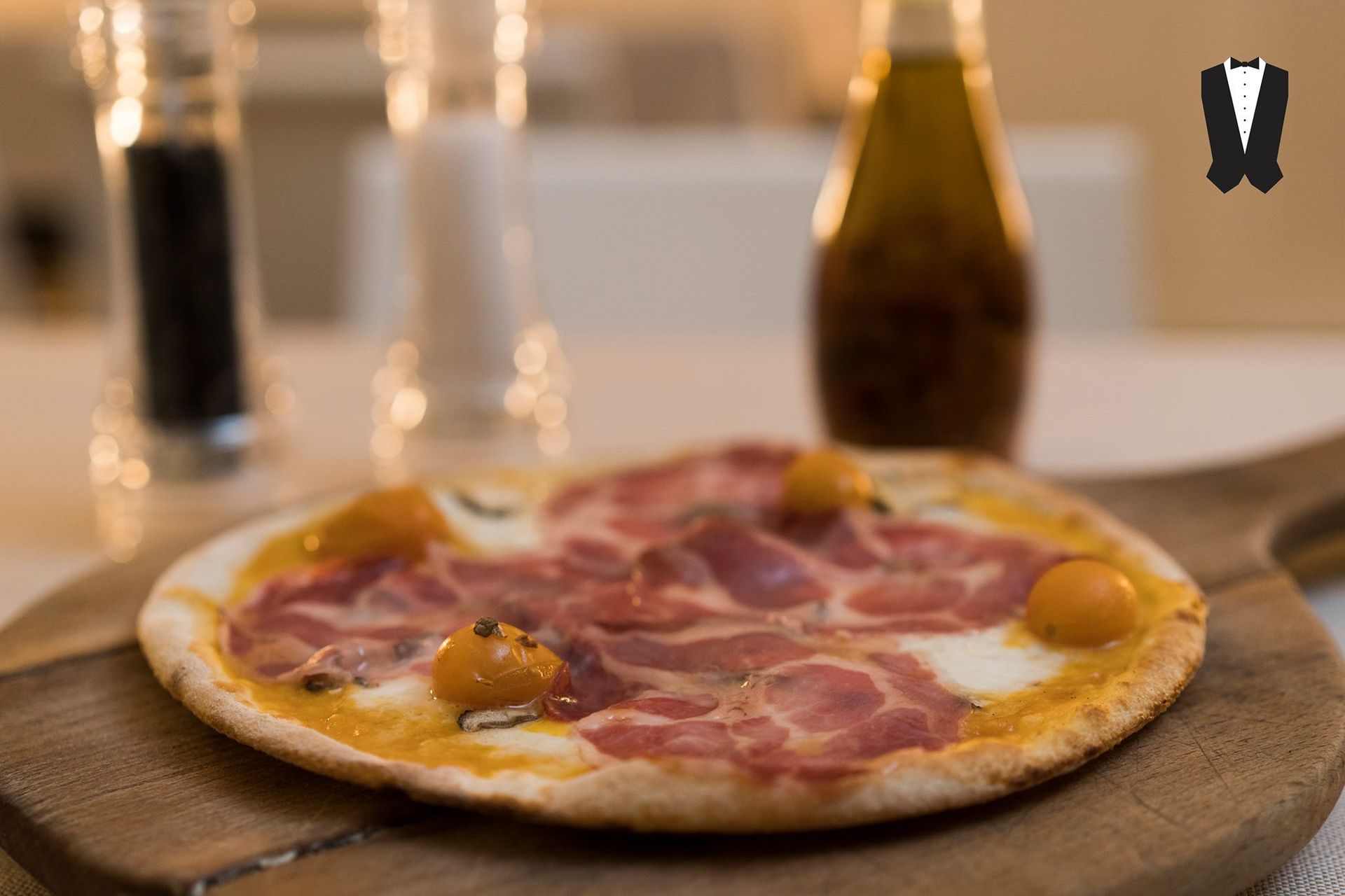 Una pizza è seduta su un tagliere di legno.