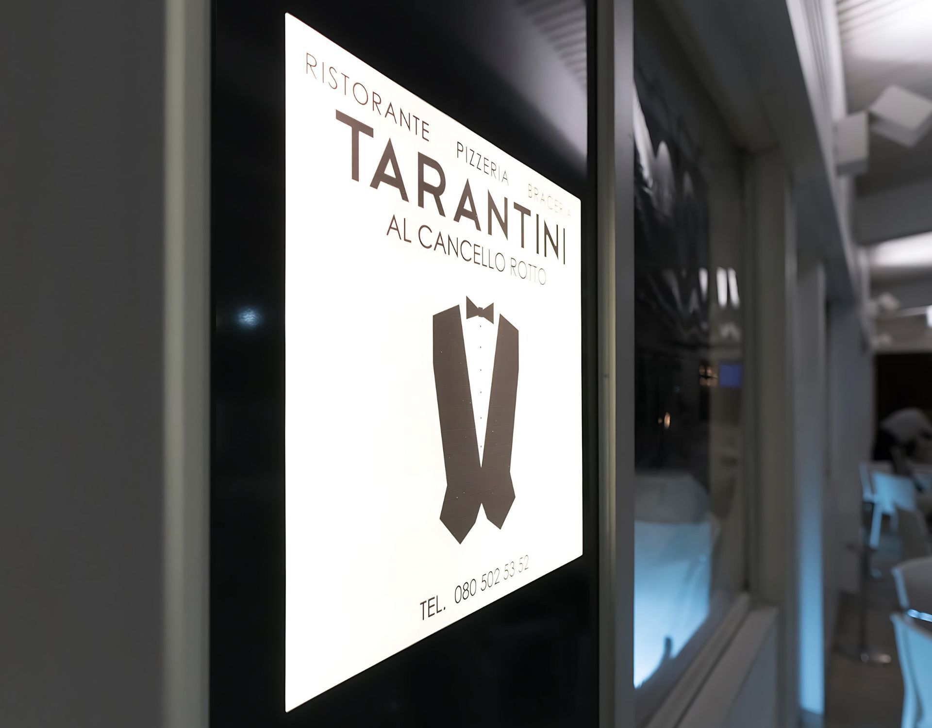 Un cartello su un muro che dice tarantin