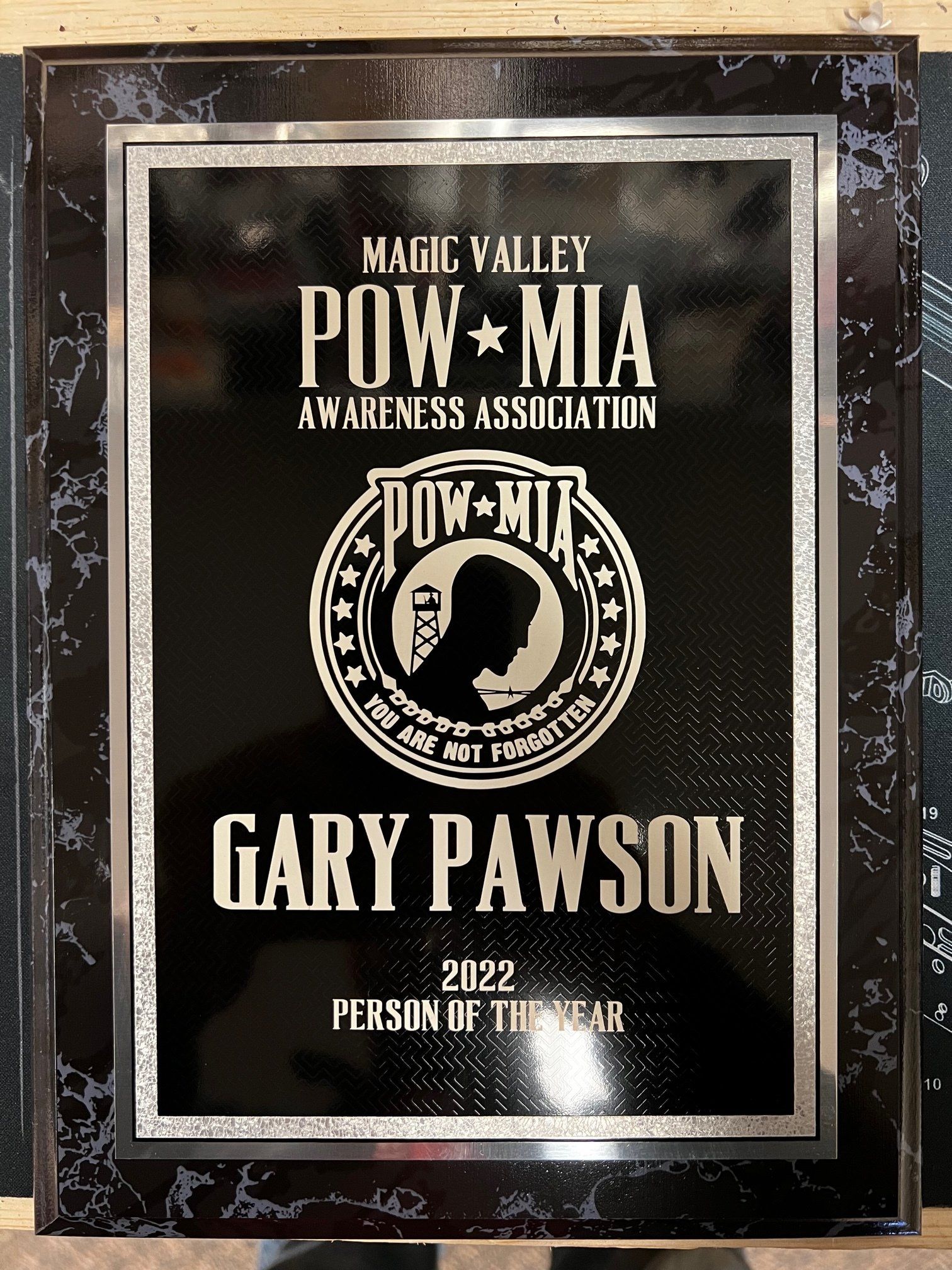 A black plaque with the name gary pawson on it