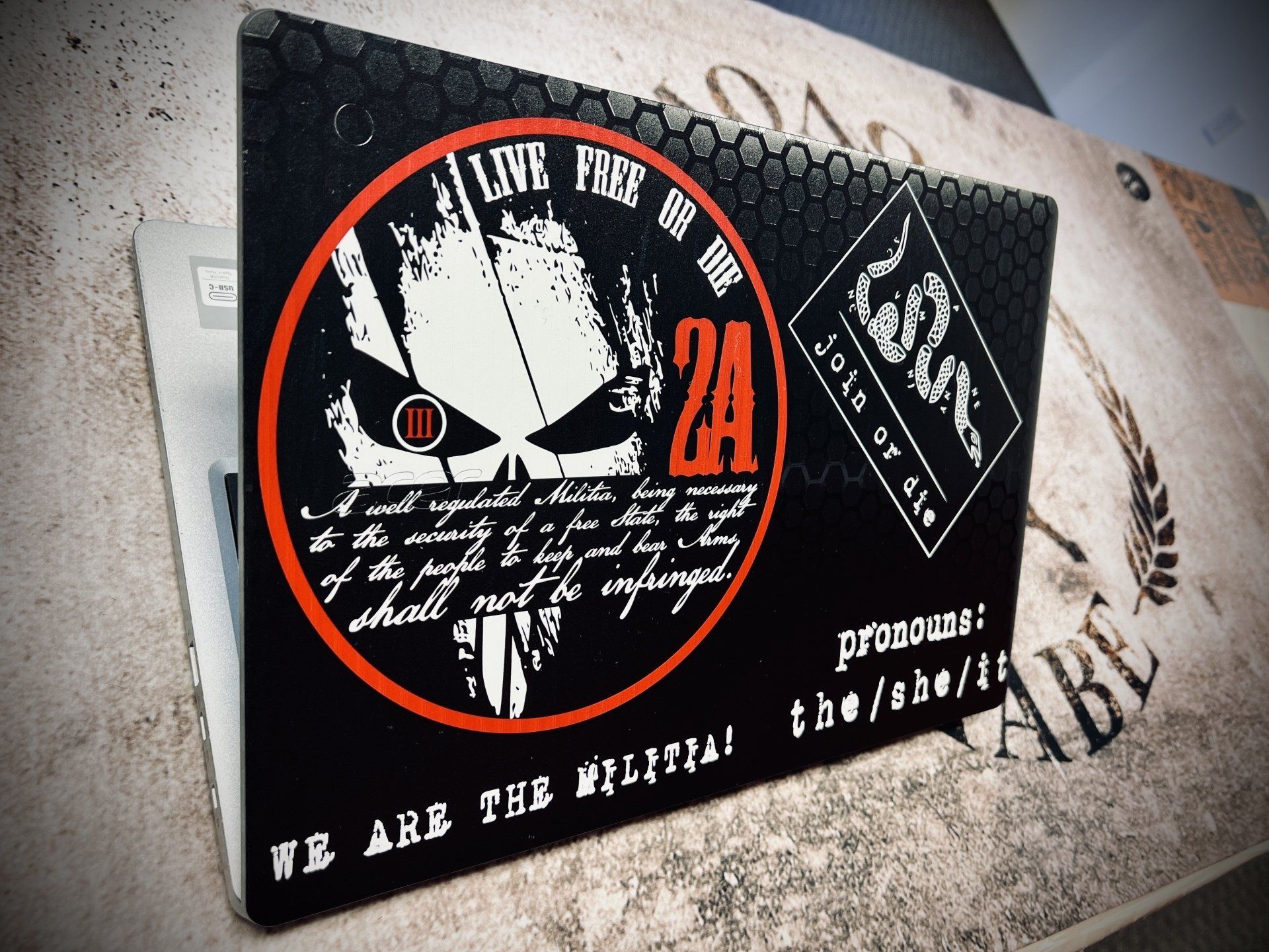 A sign that says i live free on it