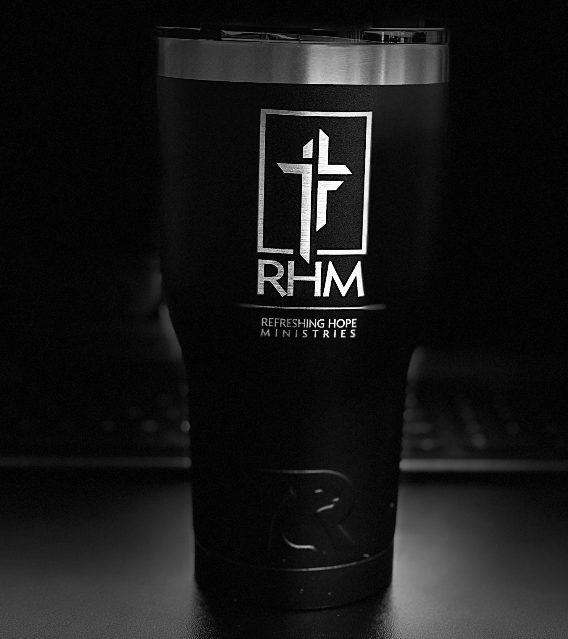A black and white photo of a rhm tumbler