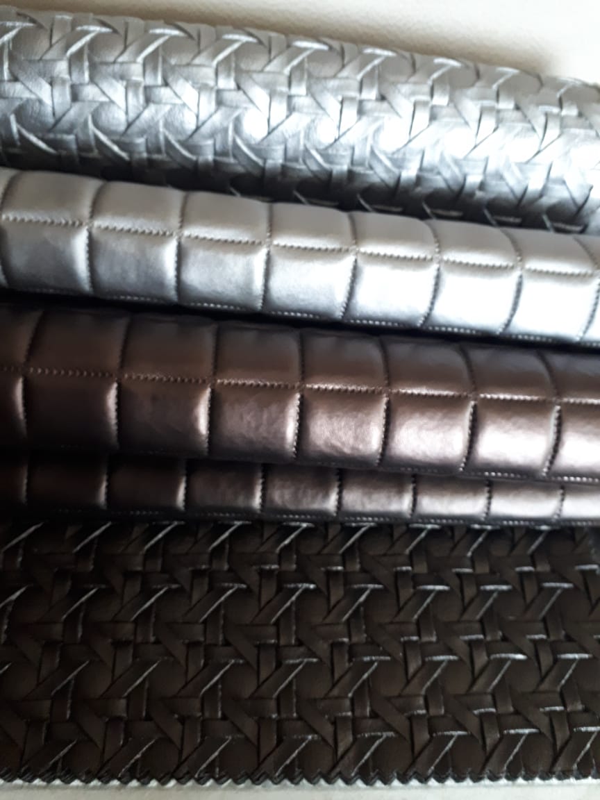 Placa de couro costurada pespontada