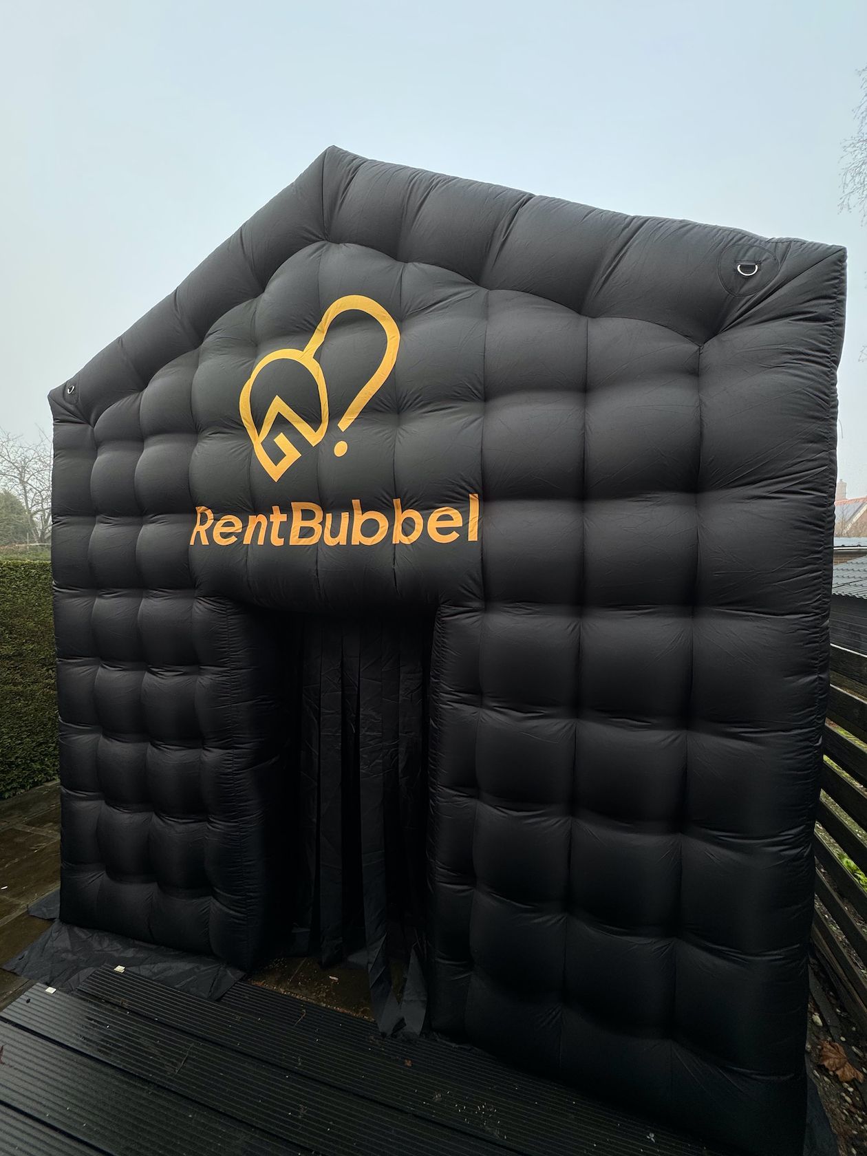 Zwart opblaasbaar huis met gouden 