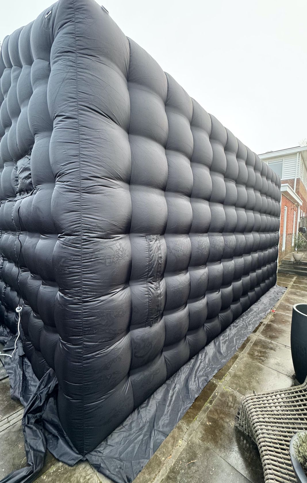Zwarte opblaasbare wandconstructie voor buiten.