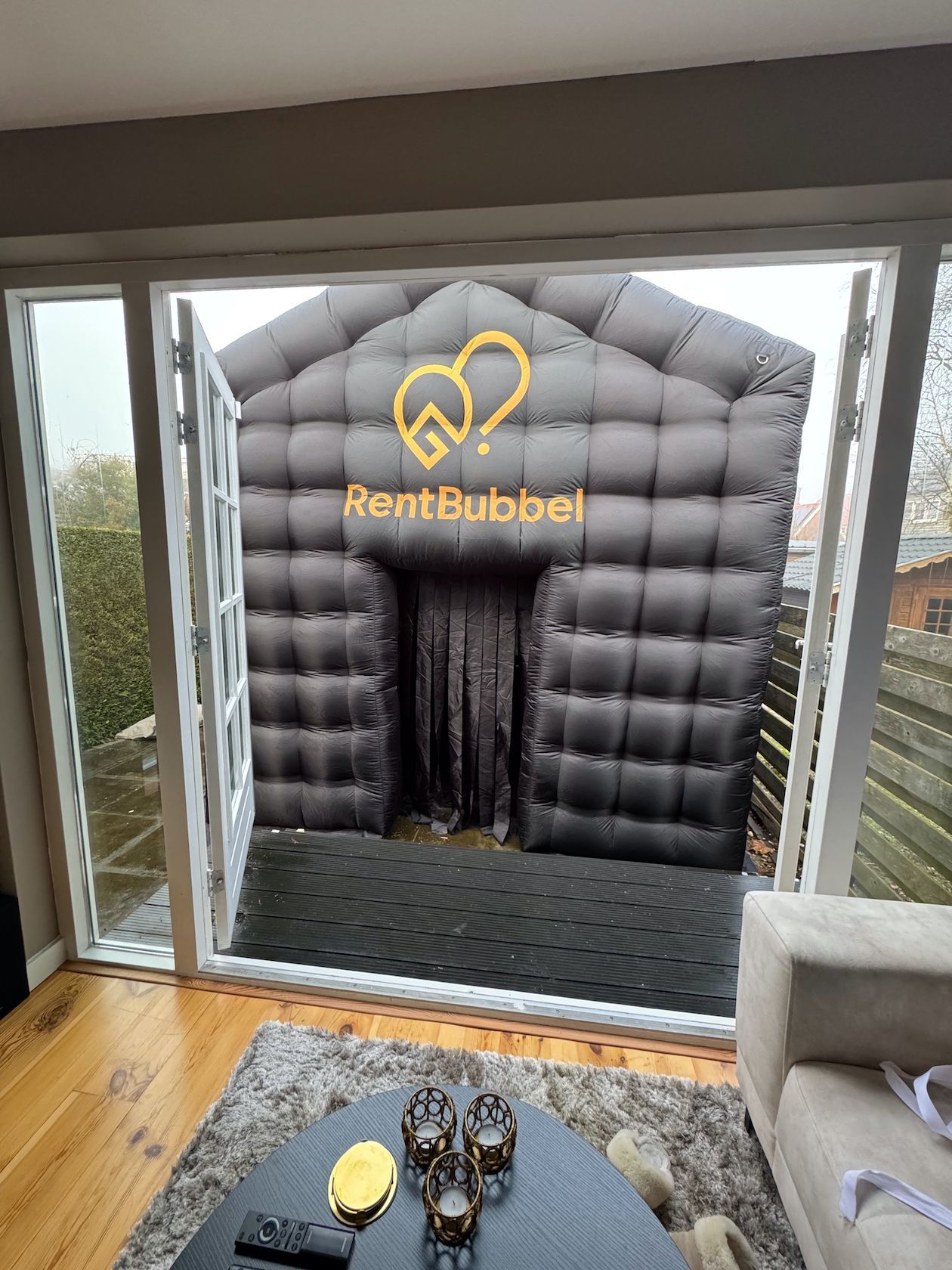 Zwarte opblaasbare constructie met gouden 