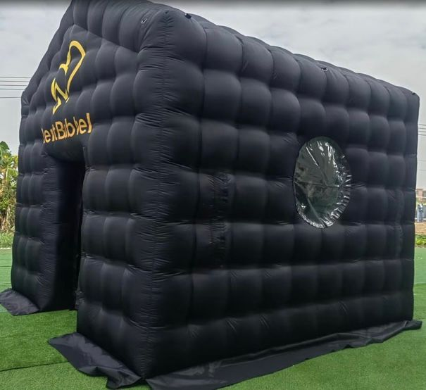 Zwarte opblaasbare evenemententent met het logo 
