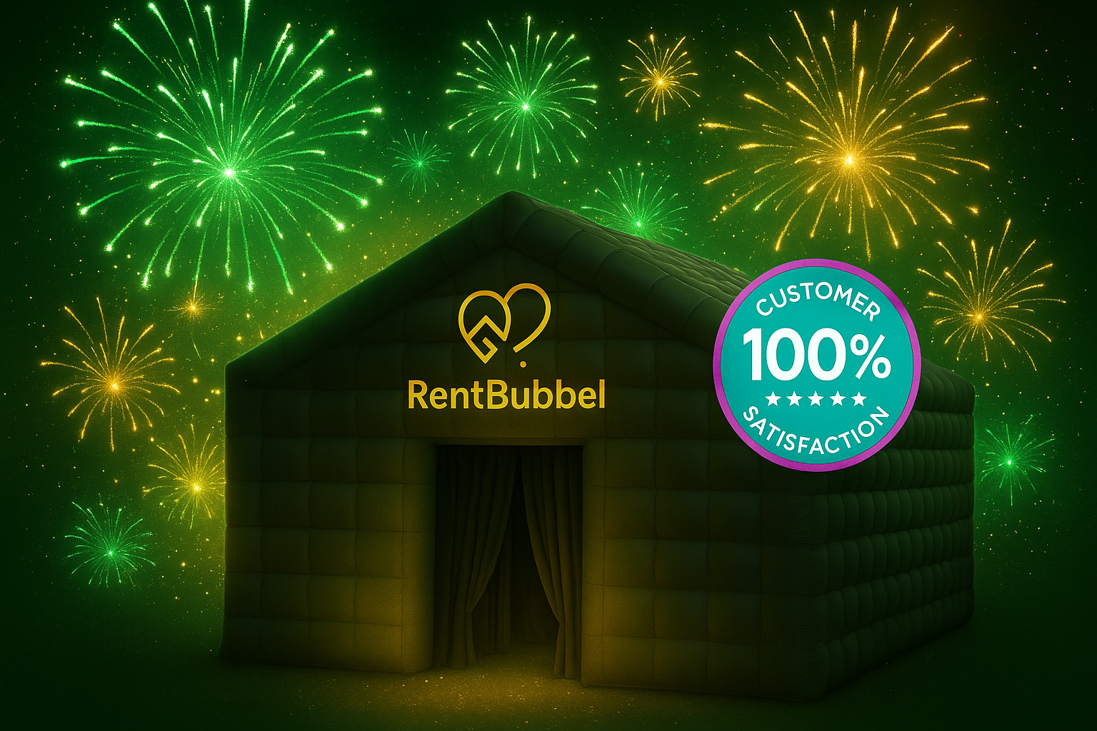 Groen en goudkleurig vuurwerk achter een donkere tent met het 