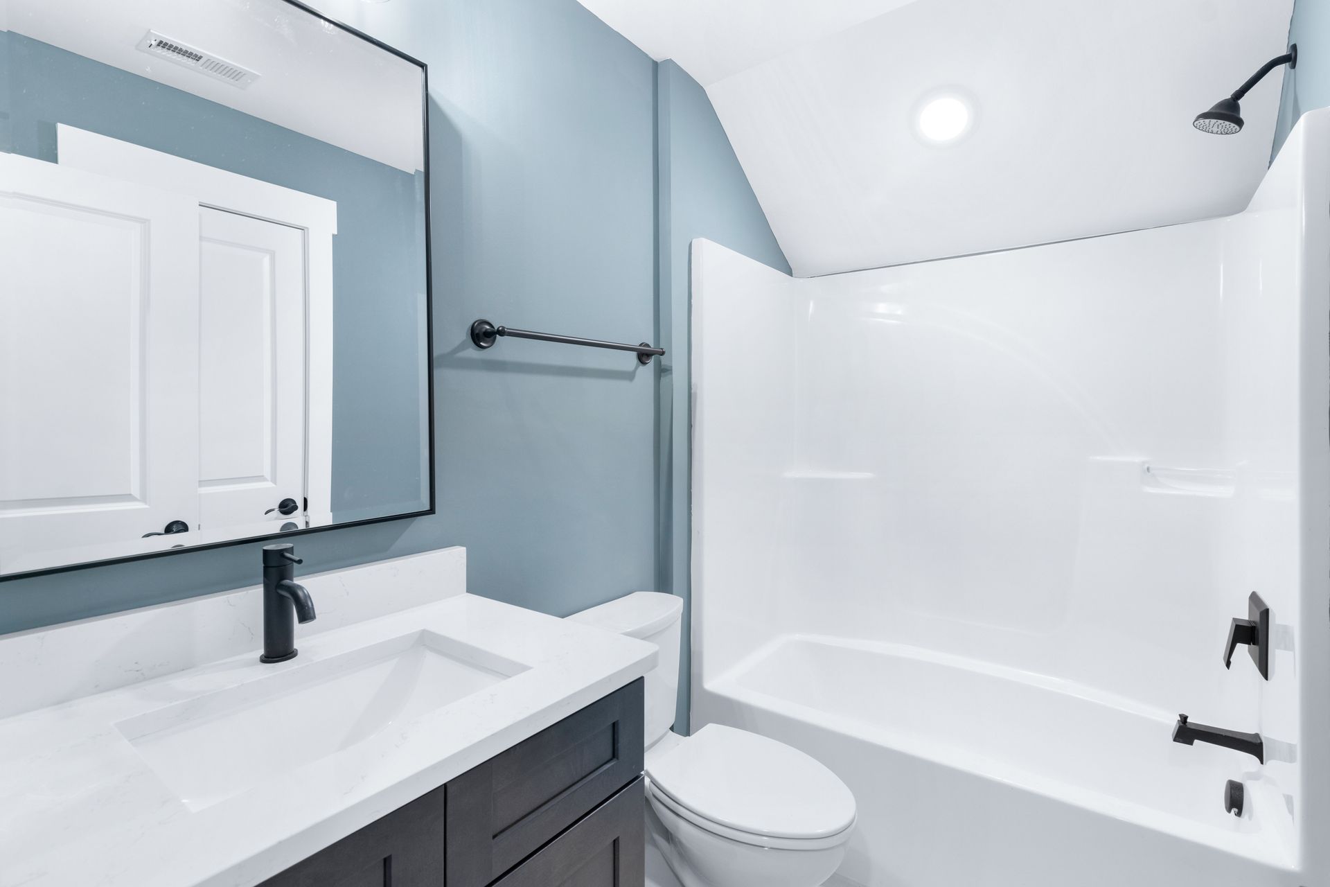 a bathroom with a sink , toilet , bathtub and mirror .