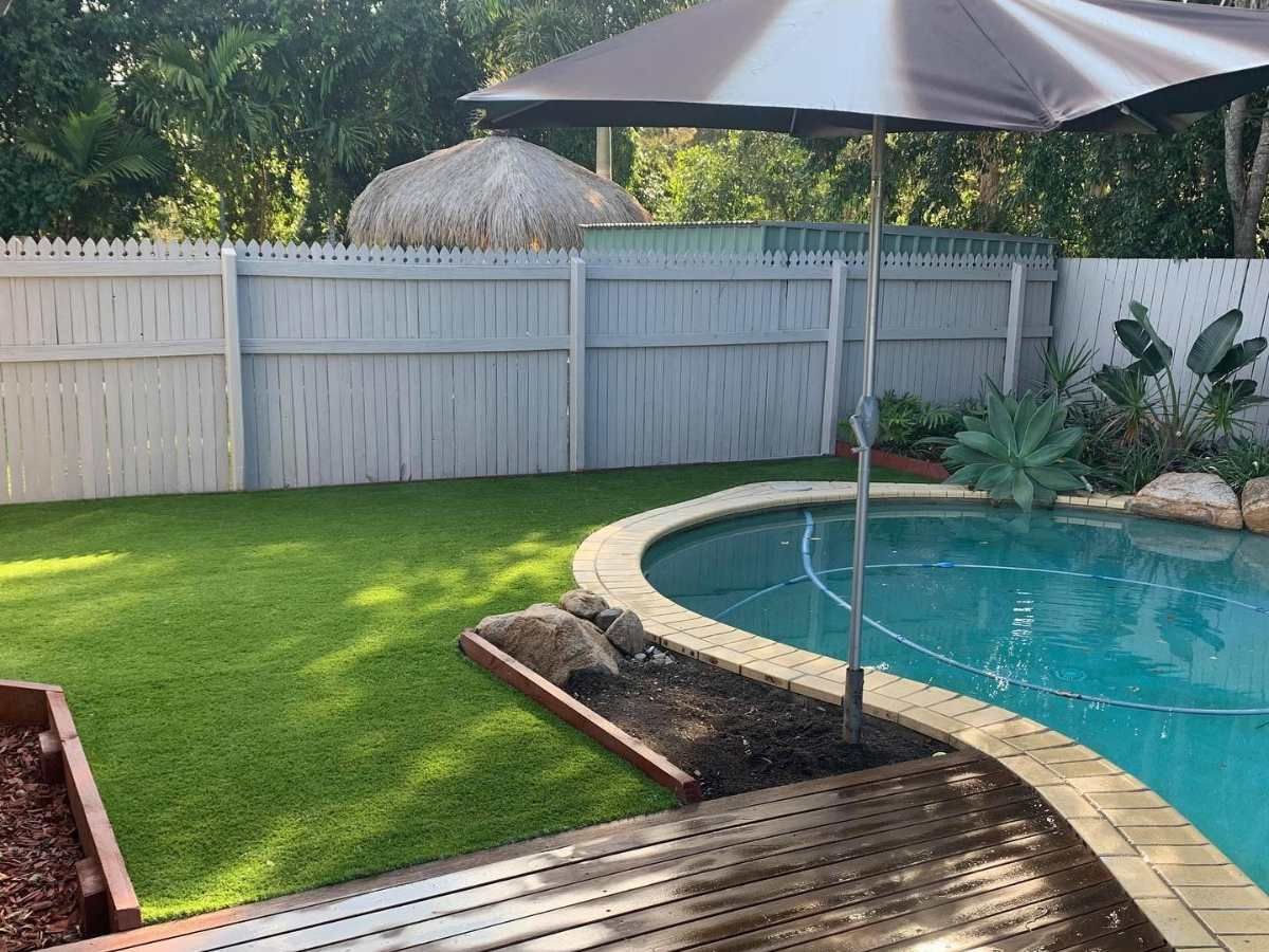 The Benefits of Poolside Fake Turf