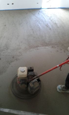 monospazzola pulisce un pavimento