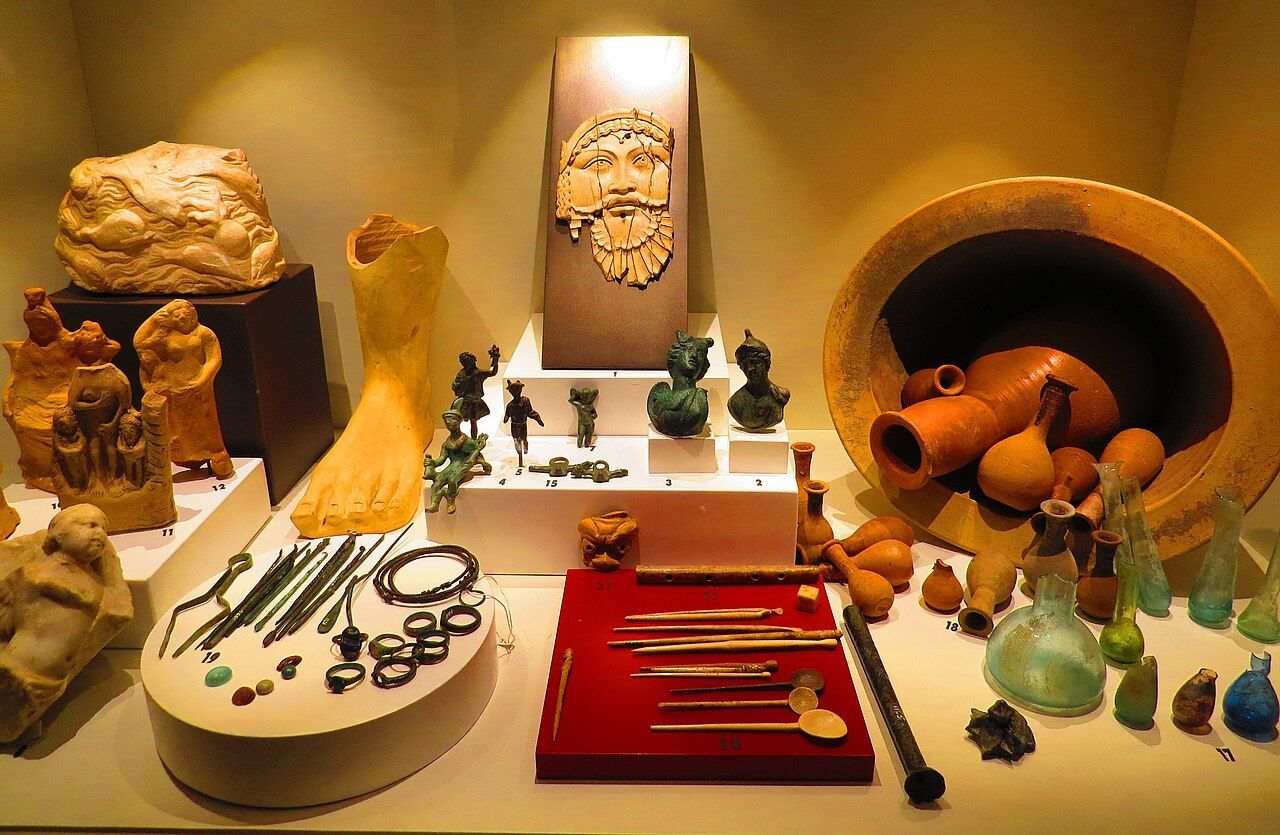 Vetrina con reperti antichi, tra cui ceramiche, sculture, utensili e gioielli.