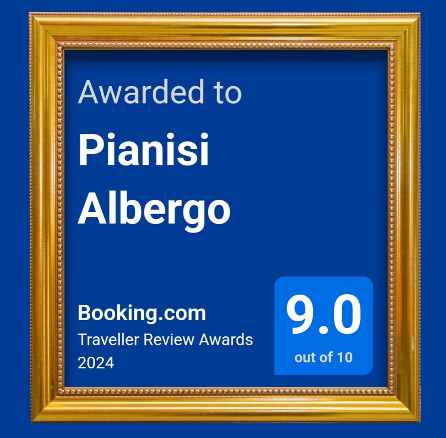 Targa premio per Pianisi Albergo, sfondo blu, cornice dorata, Booking.com Traveller Review Awards 2024, punteggio 9,0 su 10.