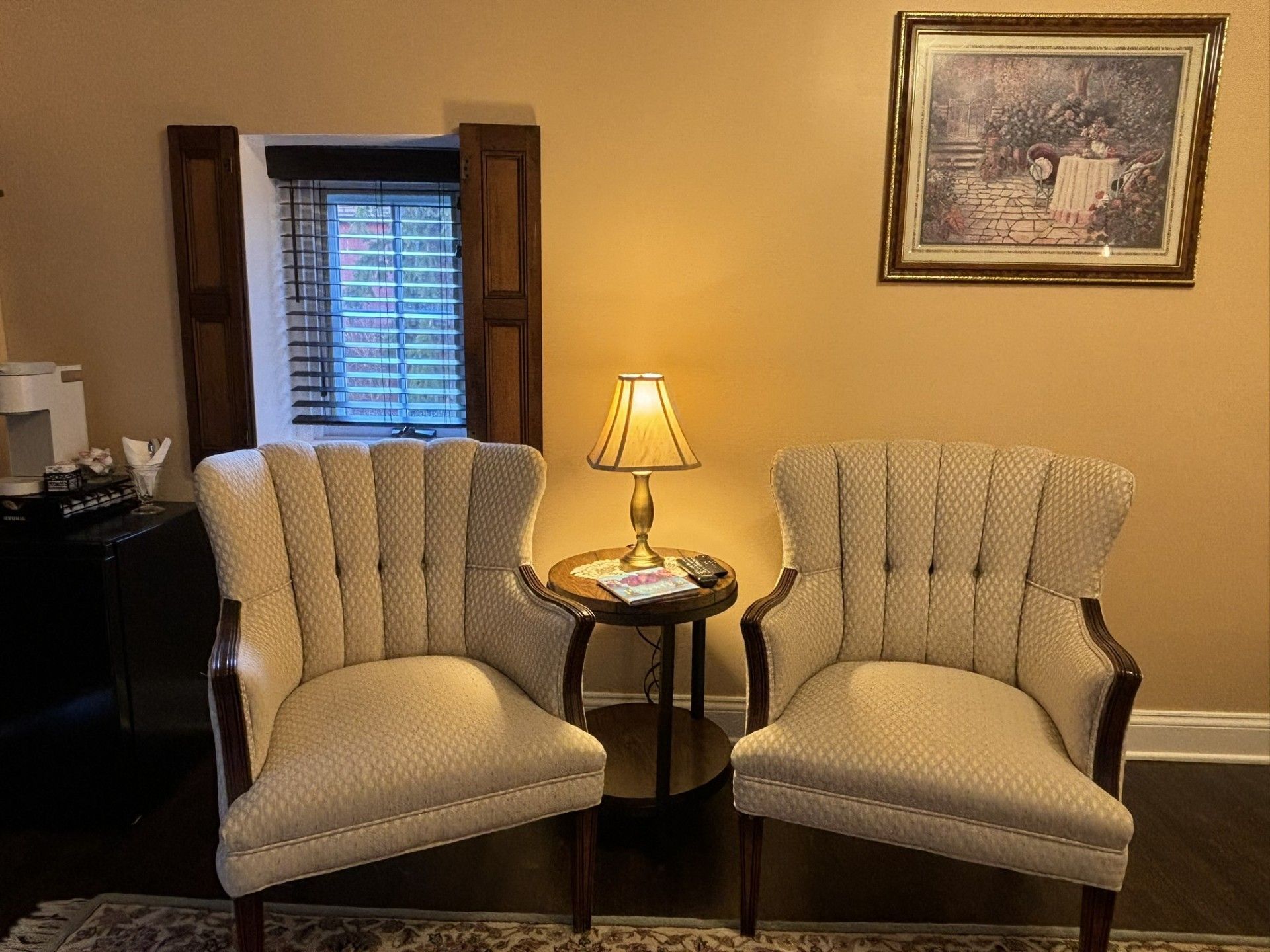 Two chairs are sitting next to each other in a living room.