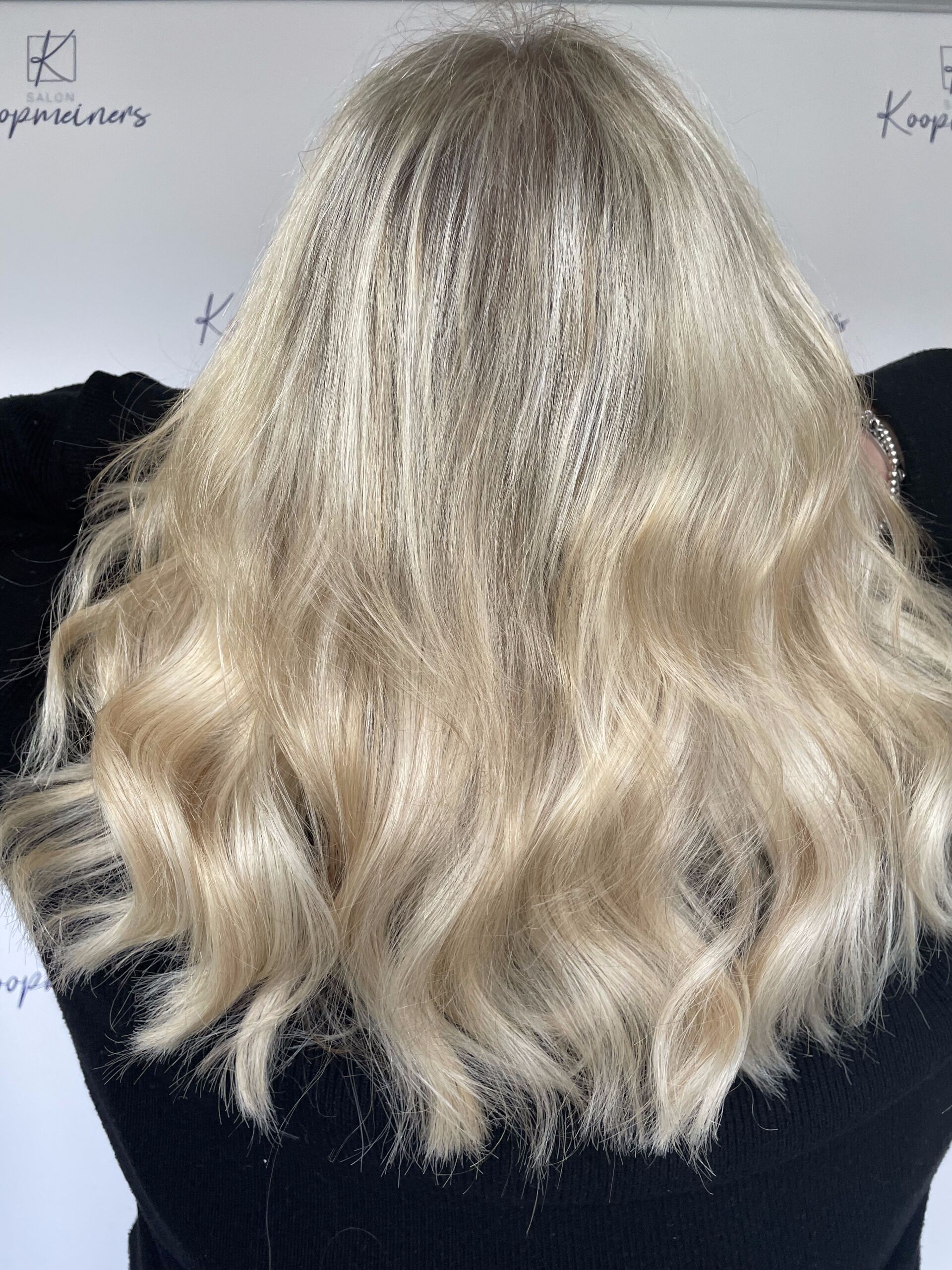 Rückansicht von blondem Haar mit lockeren Wellen.