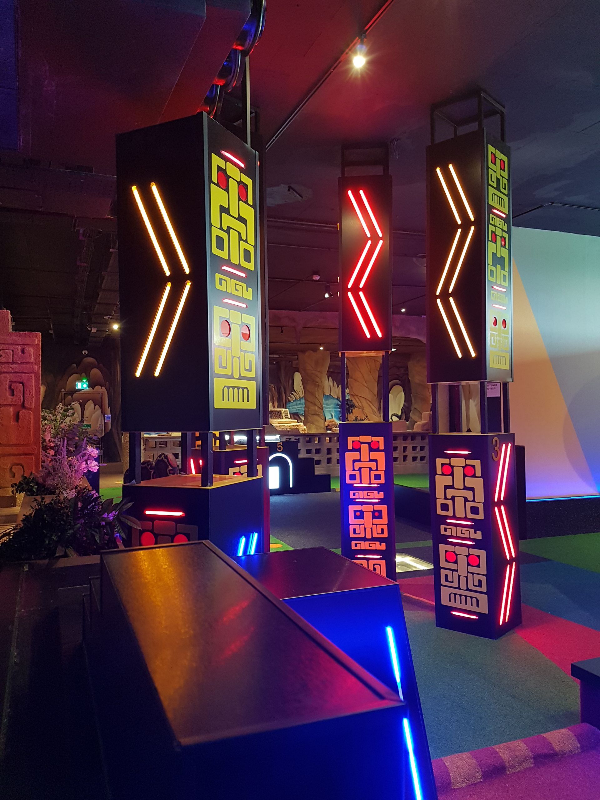 A neon sign that says ' feel free ' on it