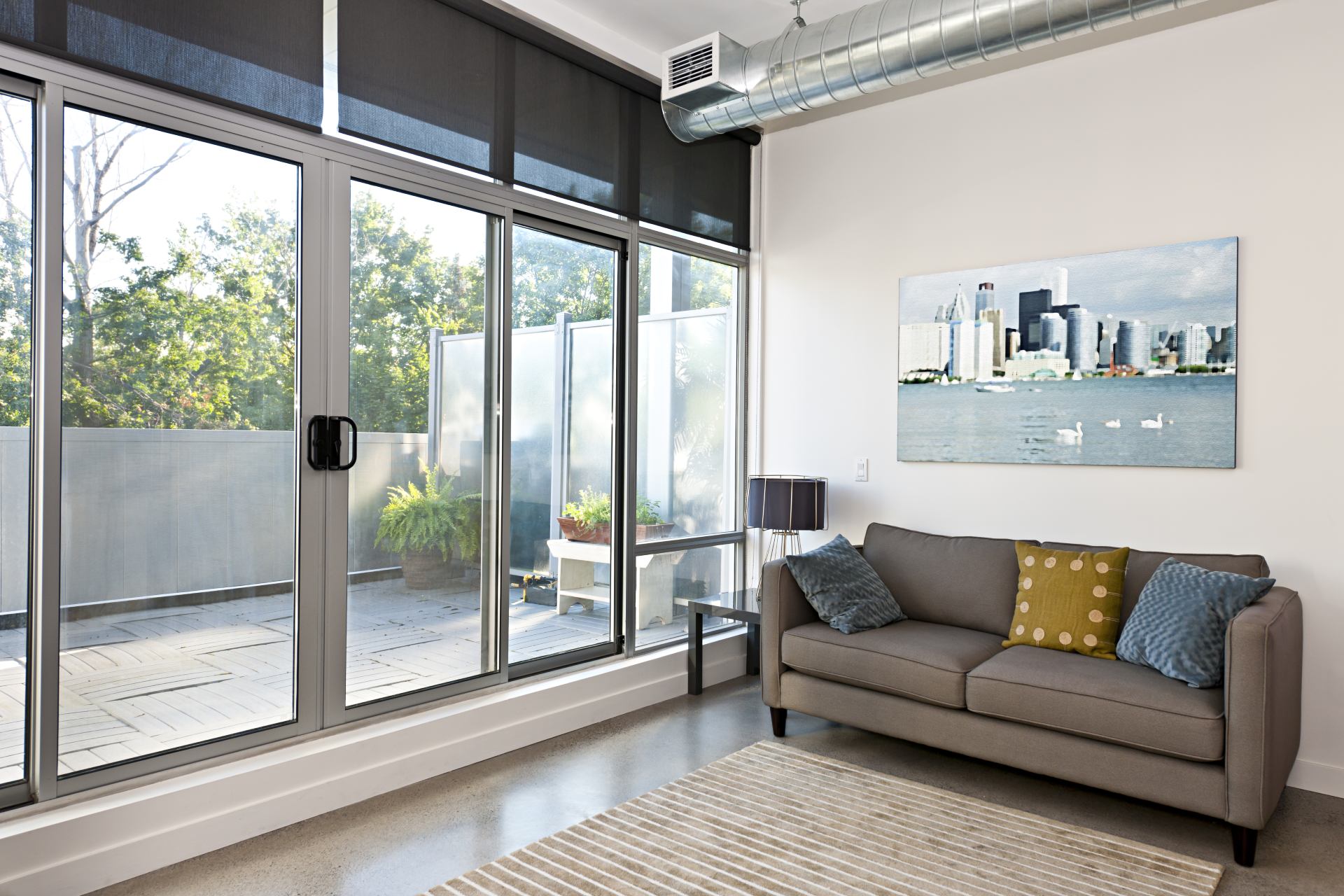 salotto con ampie finestre