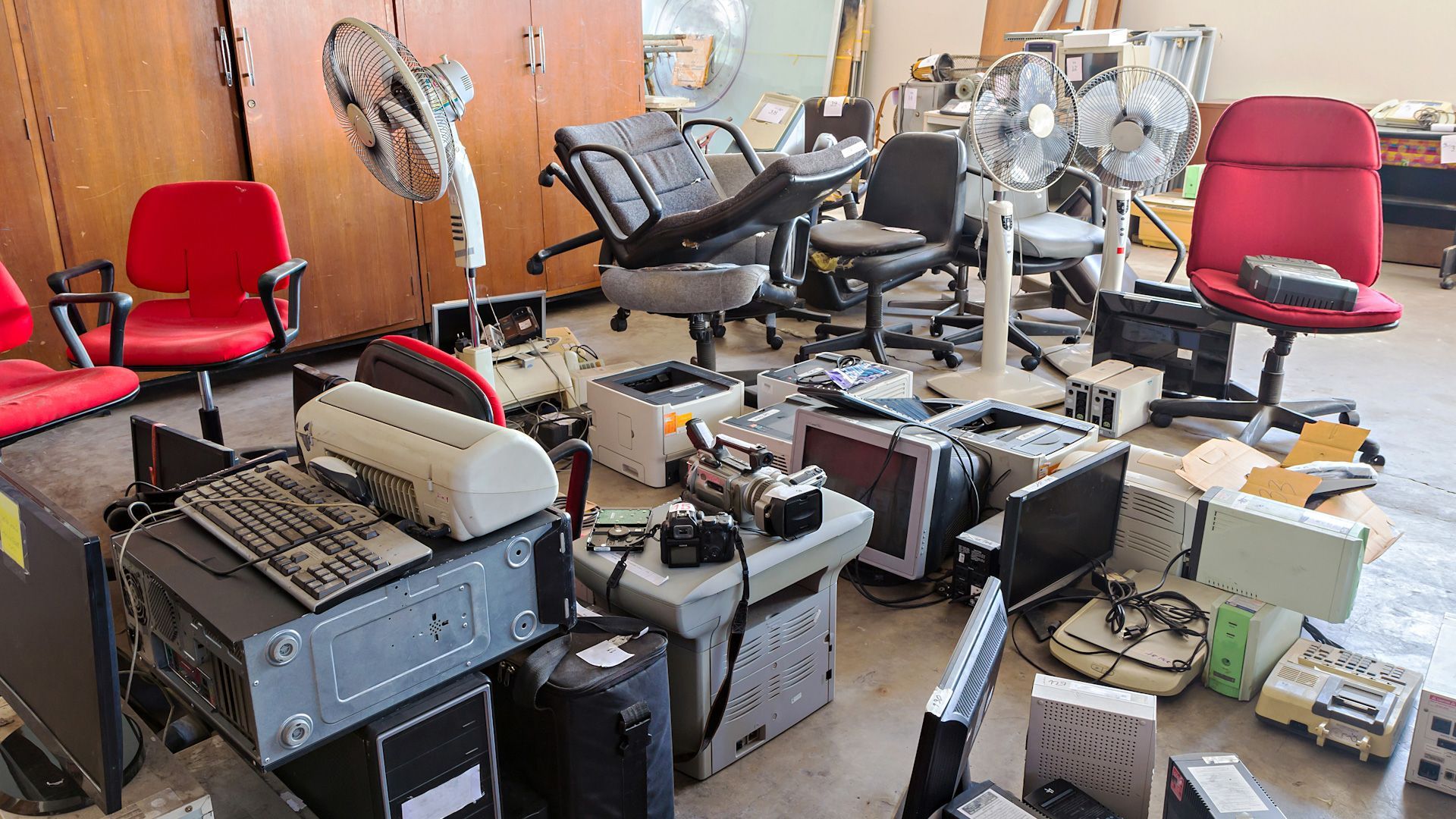 A room filled with lots of computers and chairs.