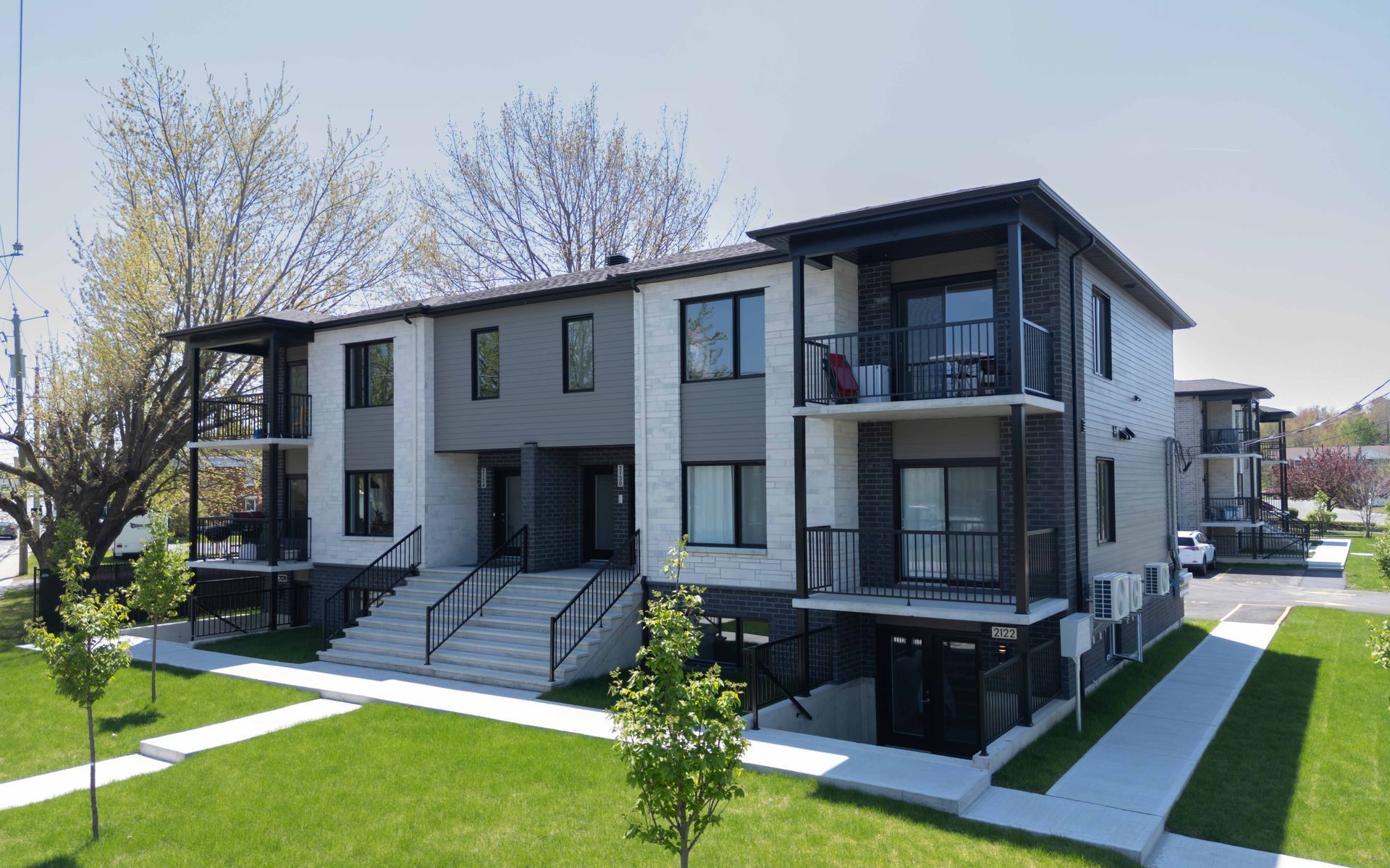 Grille d'aération de plancher en bois avec fentes horizontales, encastrée dans un plancher à grain de bois.
