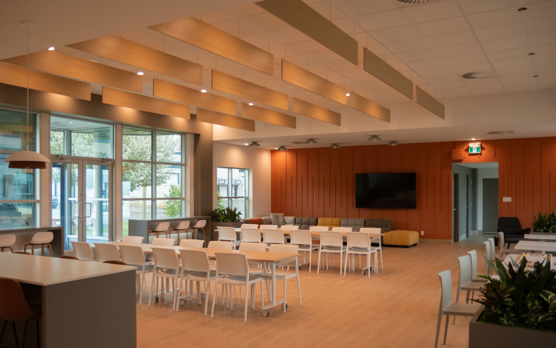 Grille d'aération de plancher en bois avec fentes horizontales, encastrée dans un plancher à grain de bois.