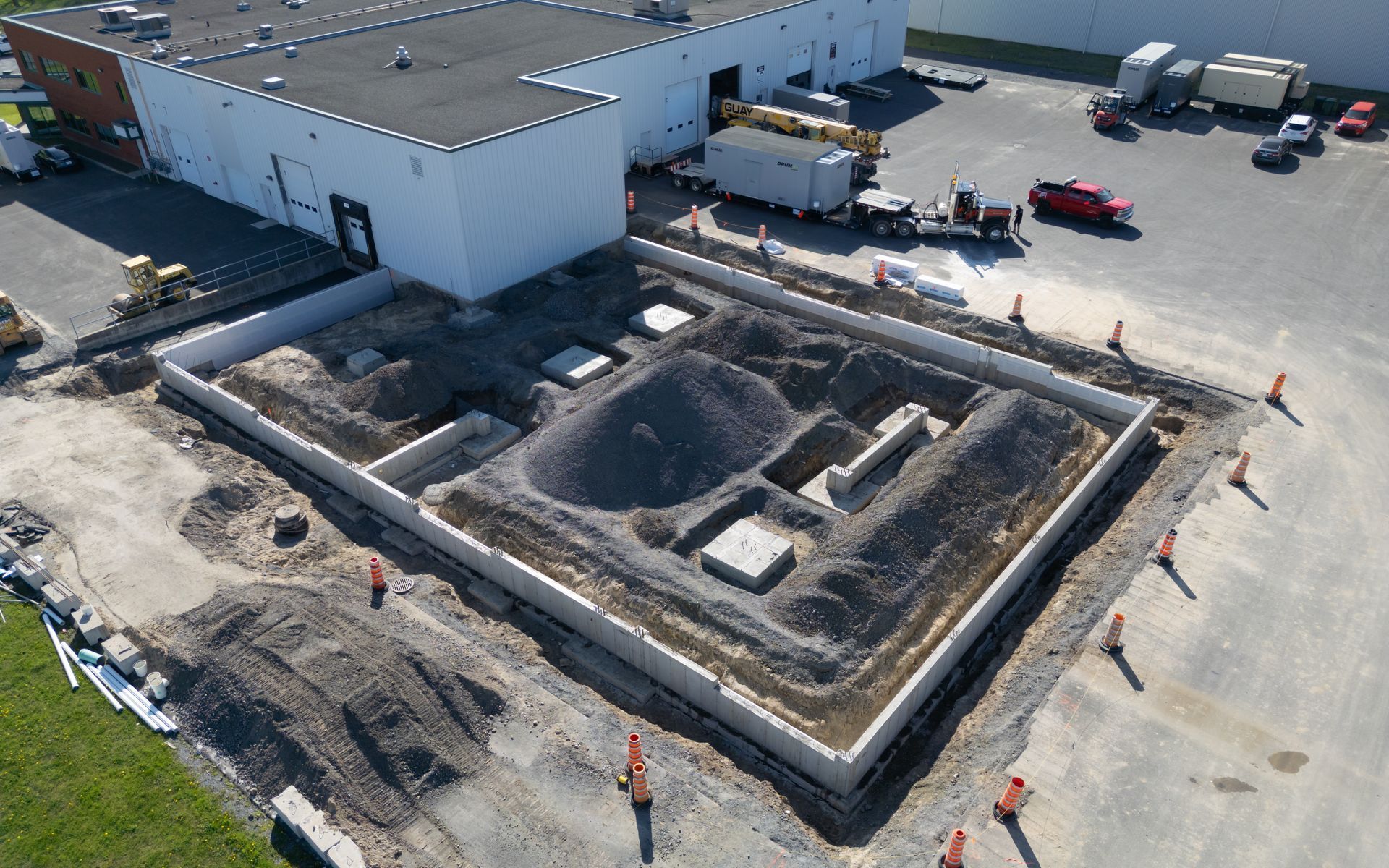 Grille d'aération de plancher en bois avec fentes horizontales, encastrée dans un plancher à grain de bois.