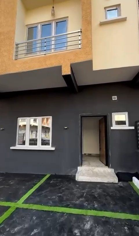 A building with a lot of windows and a green line in front of it.