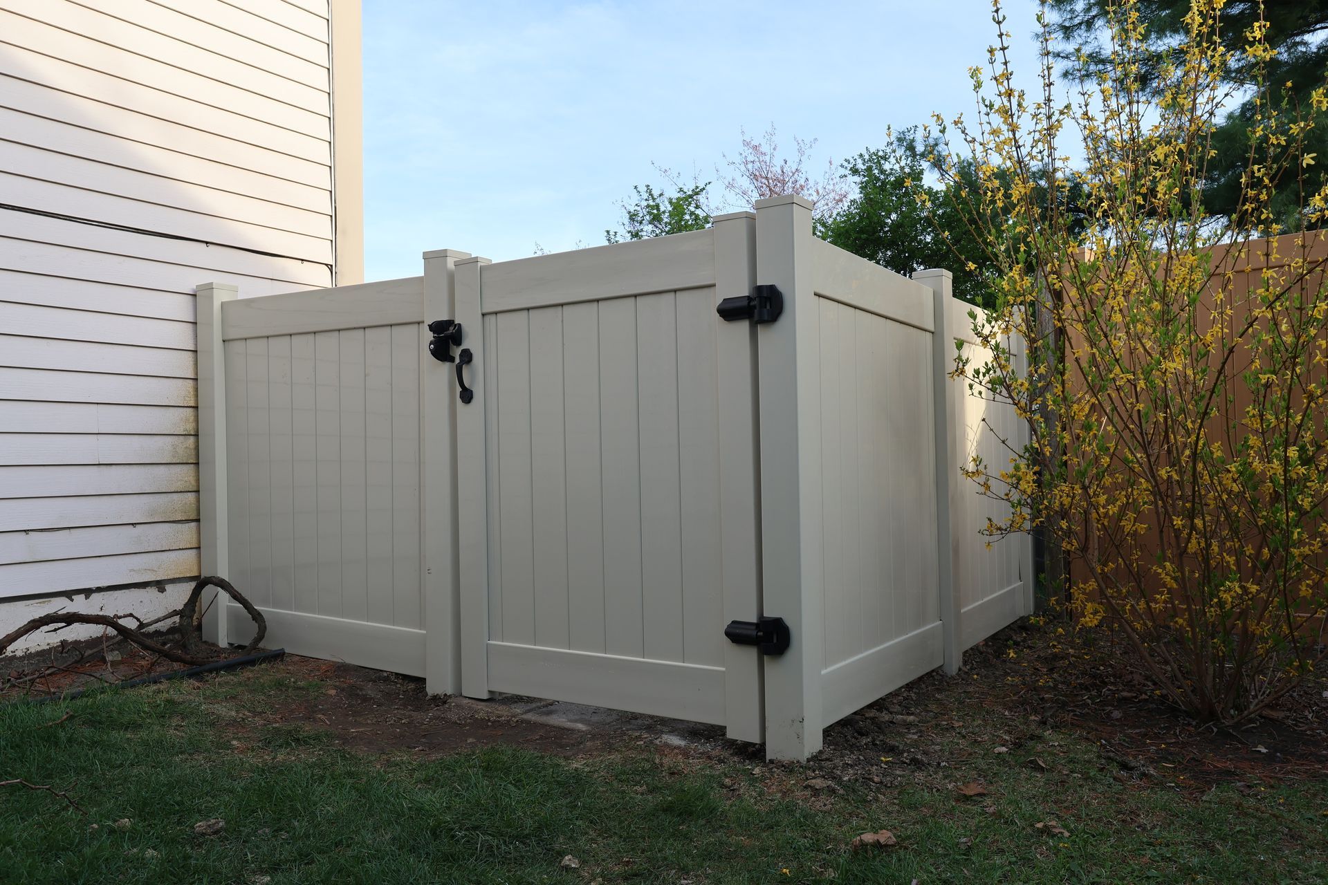 vinyl fence installation Illinois