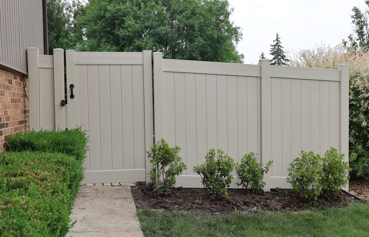 vinyl fence gaps under gate
