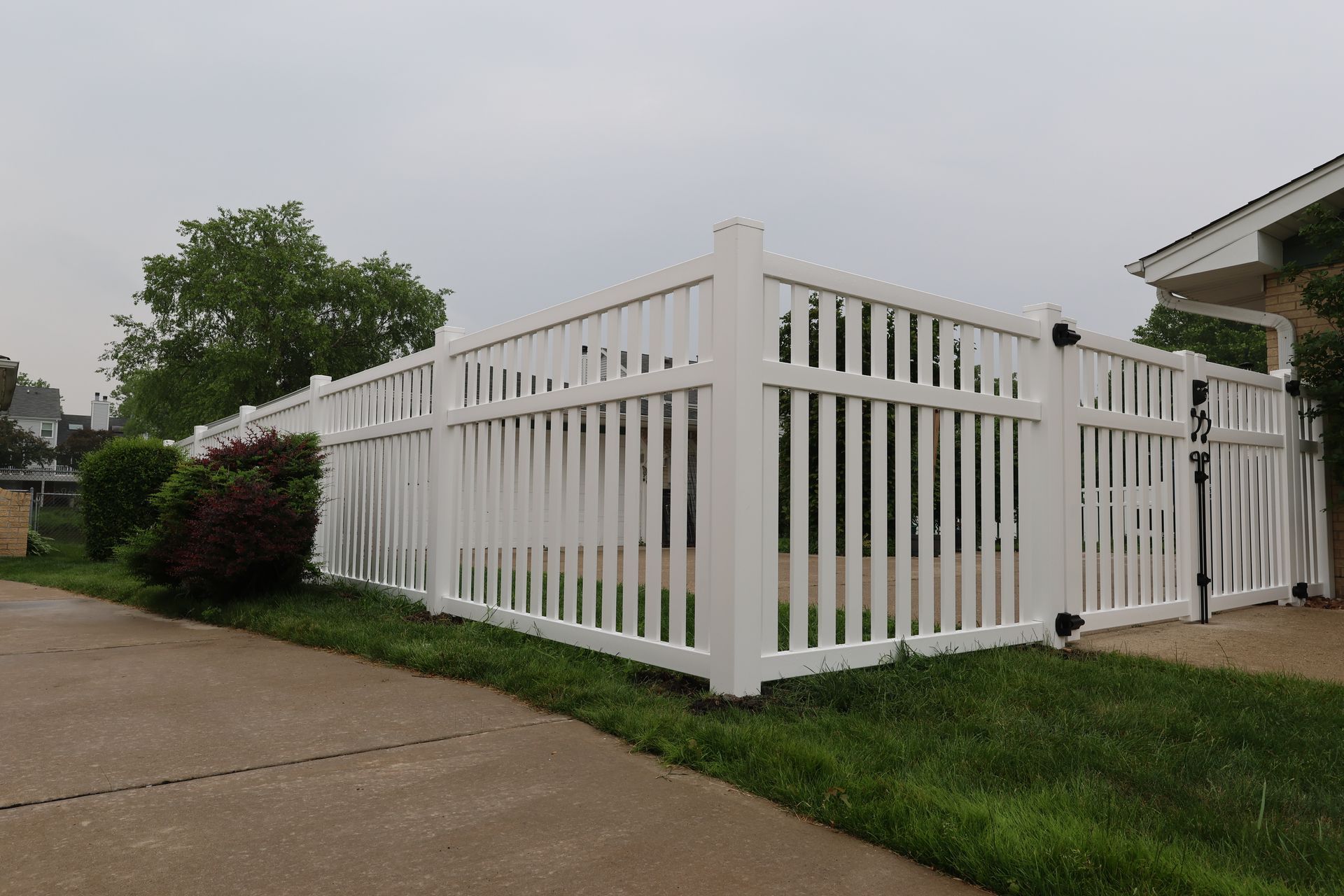 semi-privacy vinyl fence installation Illinois