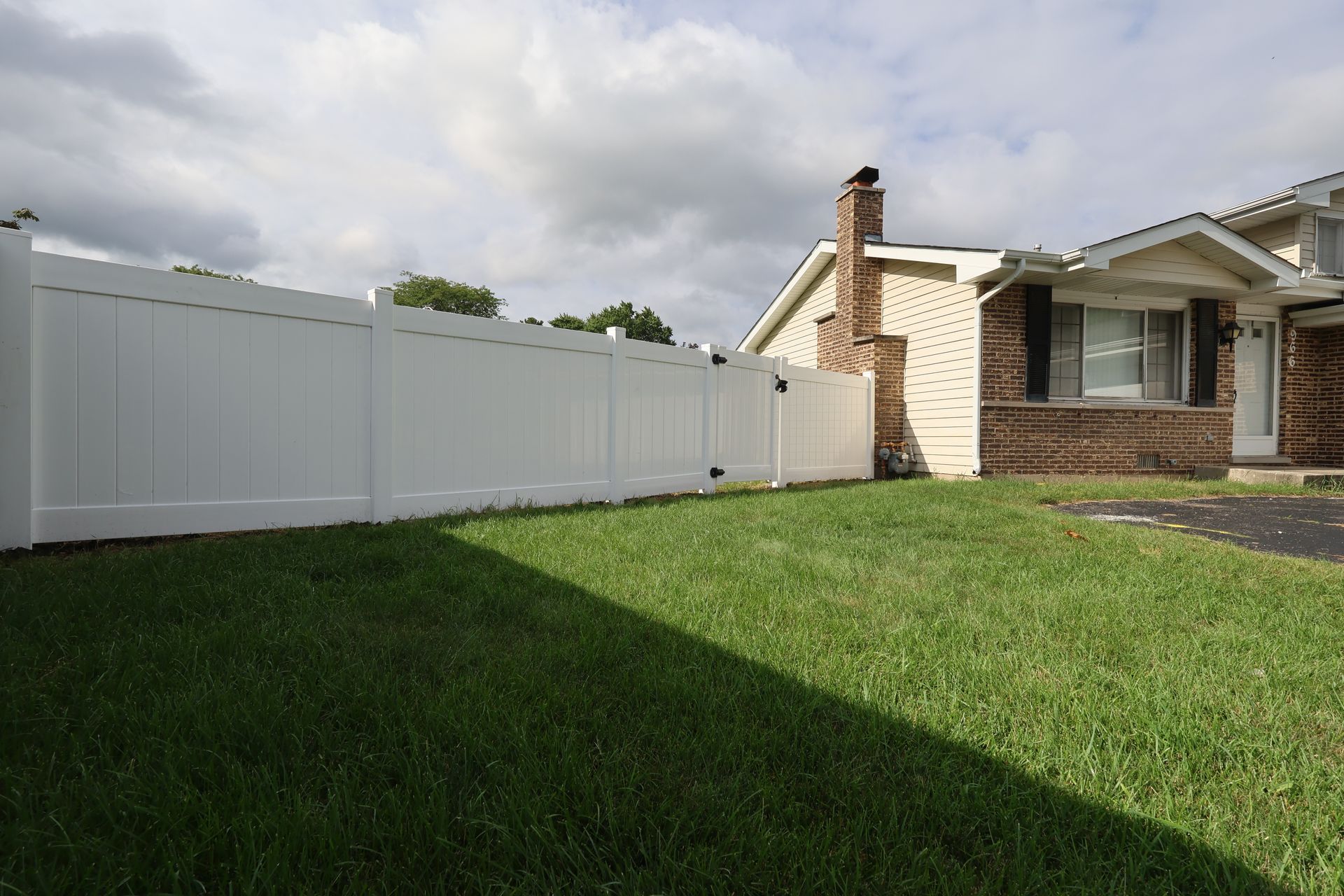 vinyl privacy fence installation Illinois