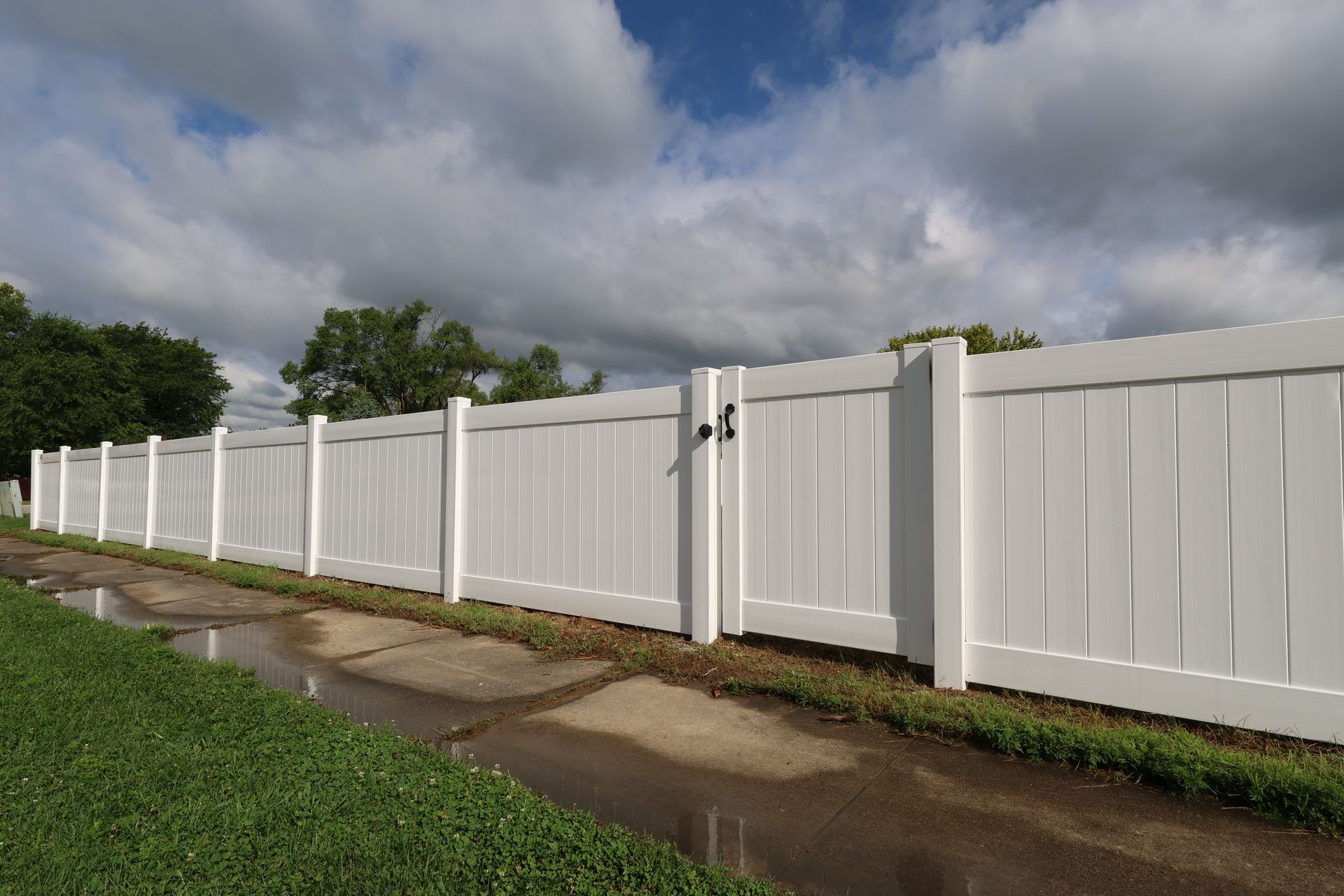 vinyl privacy fence installation Illinois