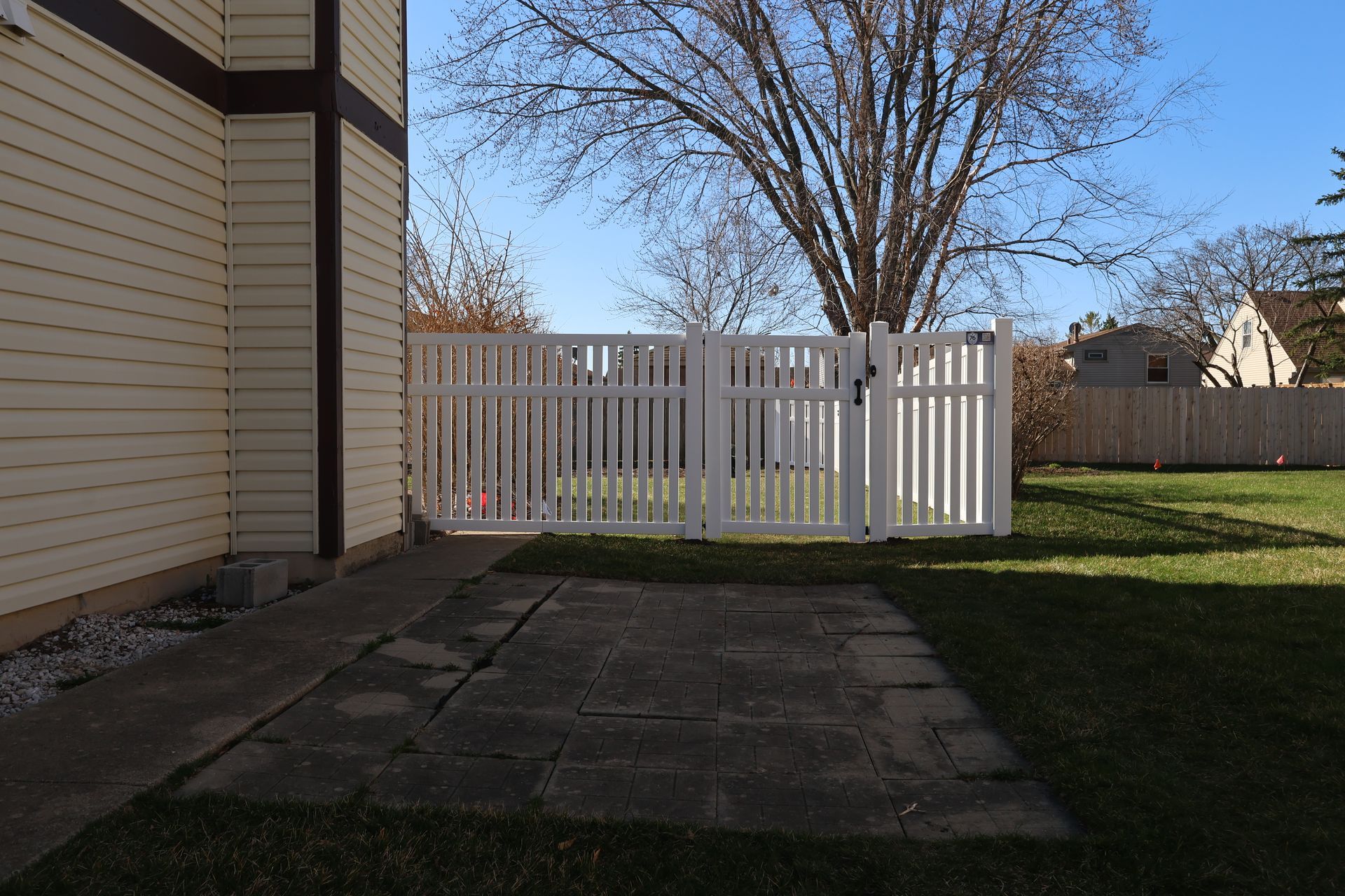 vinyl fence installation Illinois