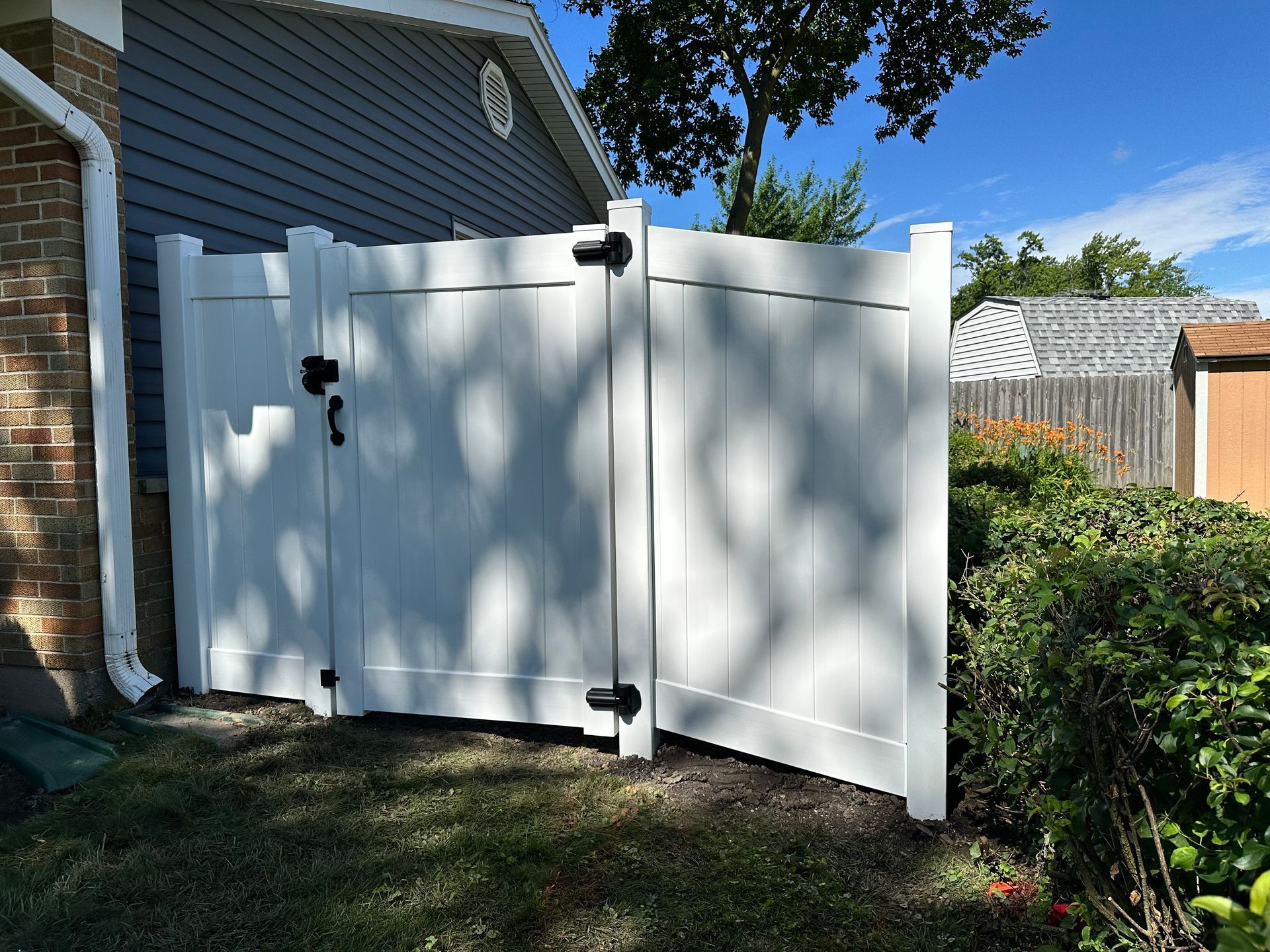 fence gaps slope uneven ground space hill gate