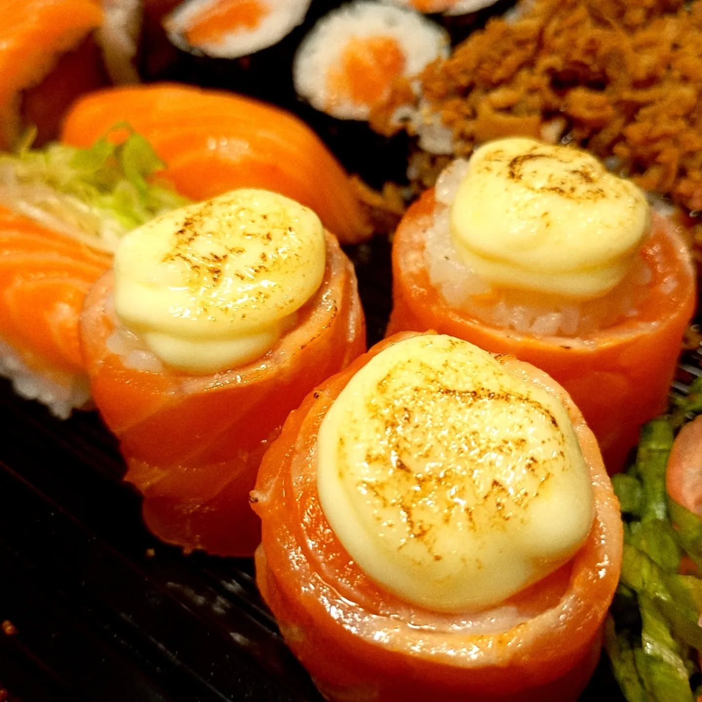 Un primo piano di sushi con formaggio sopra