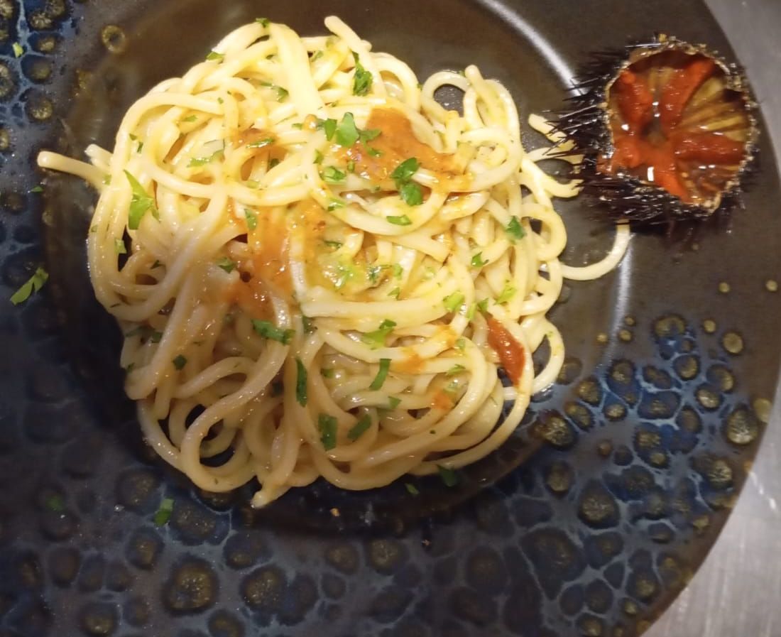 Un piatto di spaghetti con un riccio di mare sopra