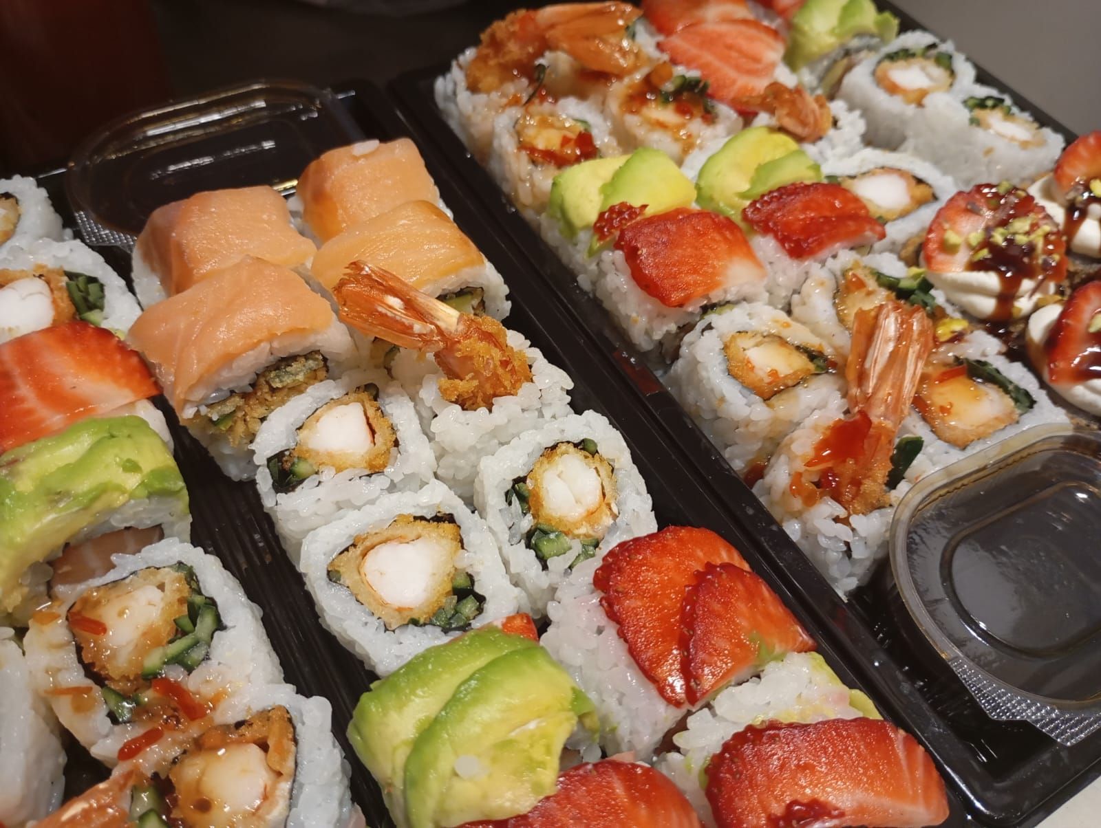 Due vassoi di sushi sono appoggiati su un tavolo