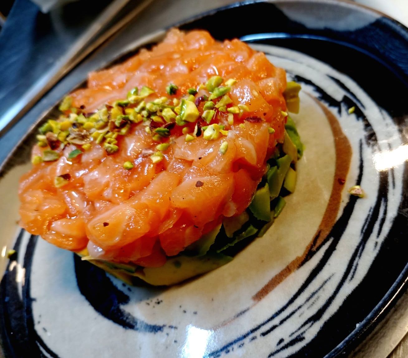 Un primo piano di un piatto di cibo con pistacchi sopra