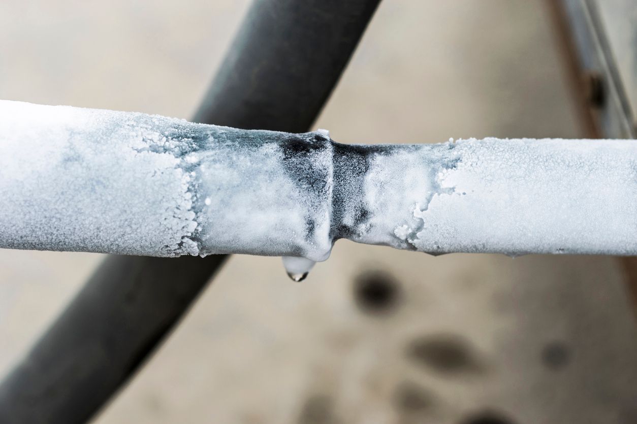 Air conditioner pipes with frost indicating freezing