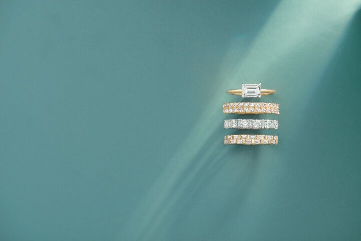 Three rings are stacked on top of each other on a green background.